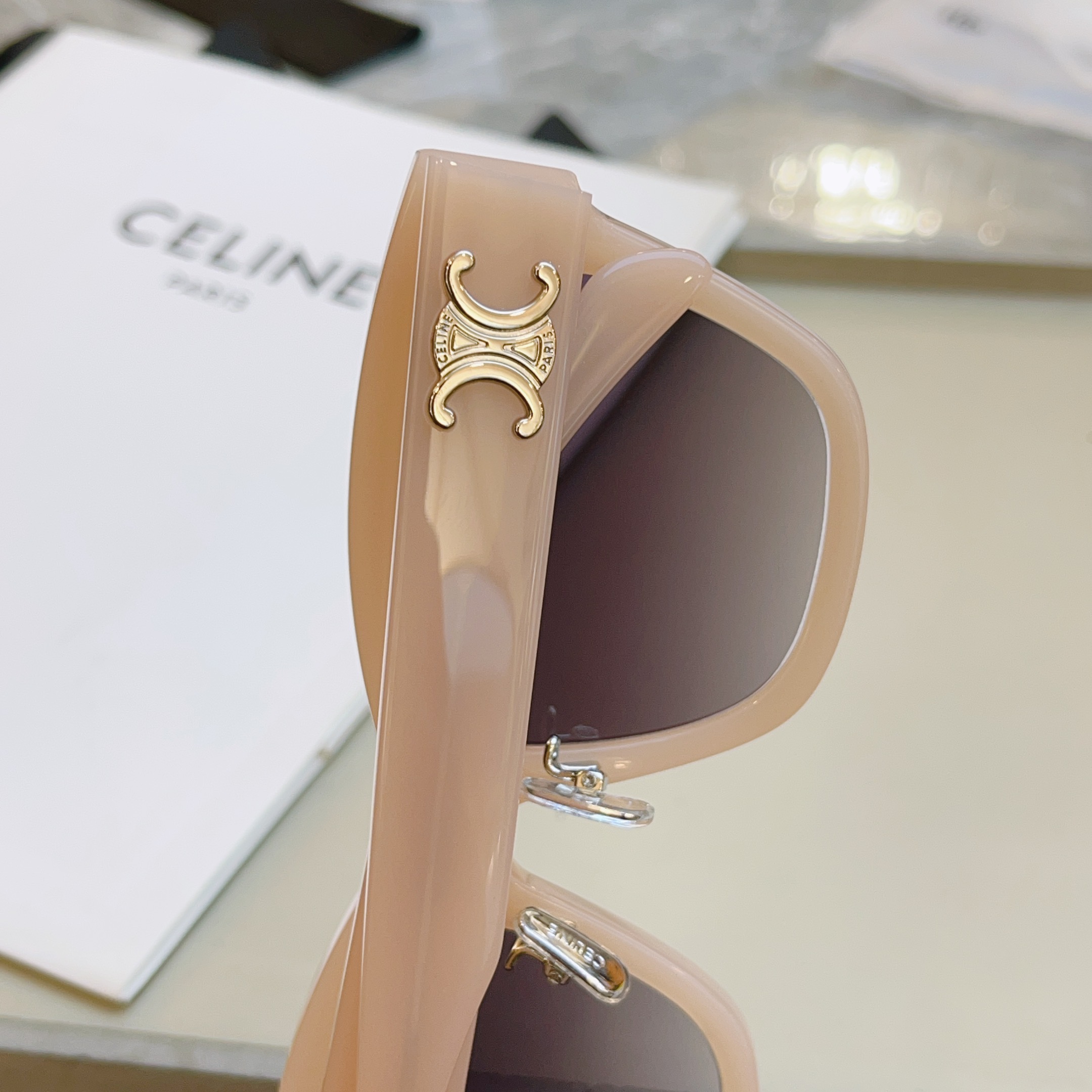 ，【CELIN*】赛*琳新款太阳镜， MODELCL40253F ，带鼻托款✨，SIZE 55口18-1