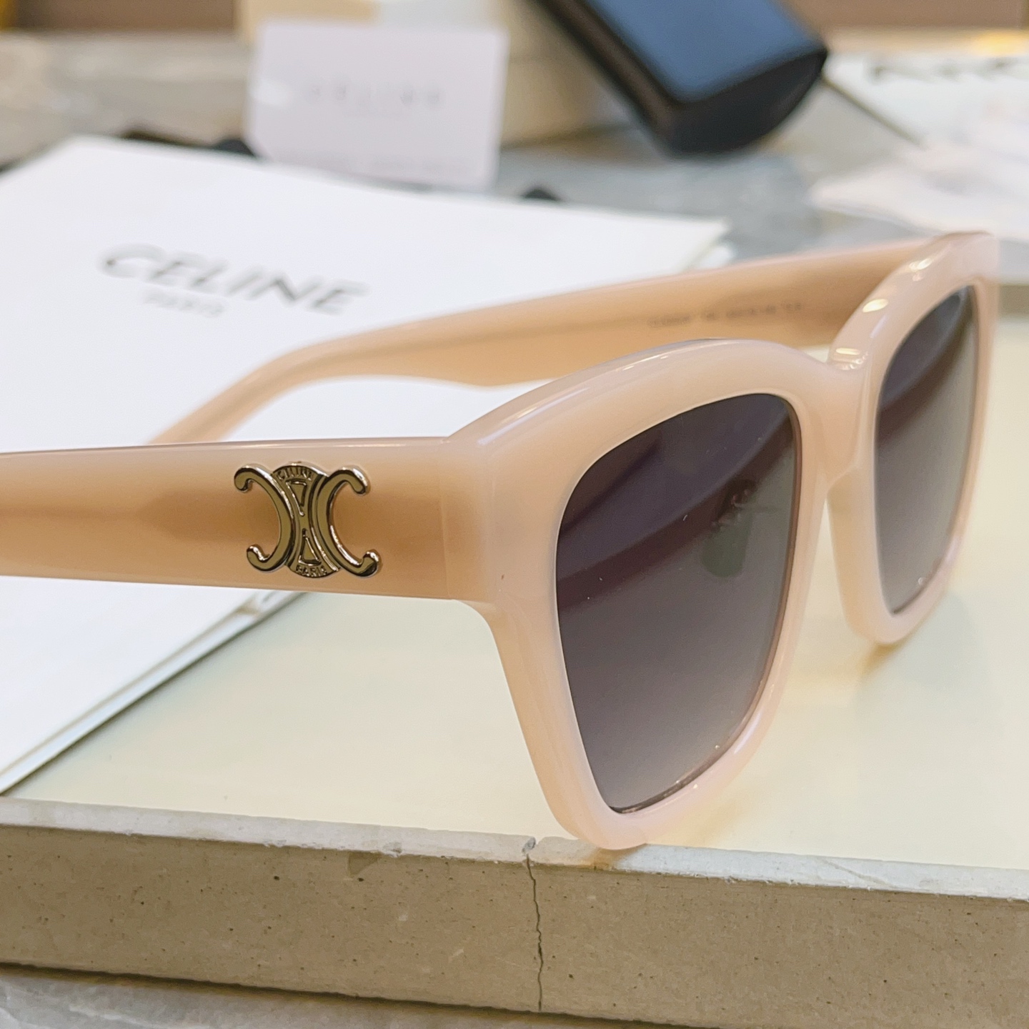 ，【CELIN*】赛*琳新款太阳镜， MODELCL40253F ，带鼻托款✨，SIZE 55口18-1