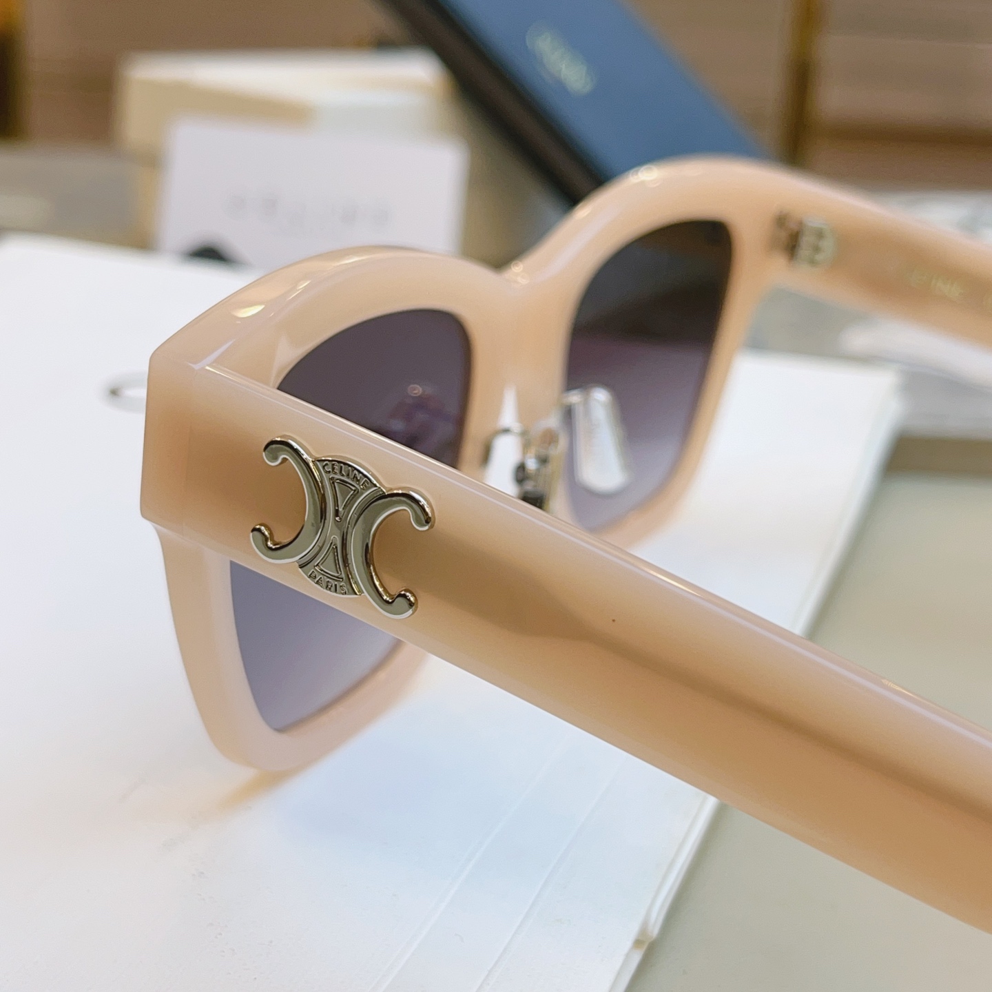 ，【CELIN*】赛*琳新款太阳镜， MODELCL40253F ，带鼻托款✨，SIZE 55口18-1