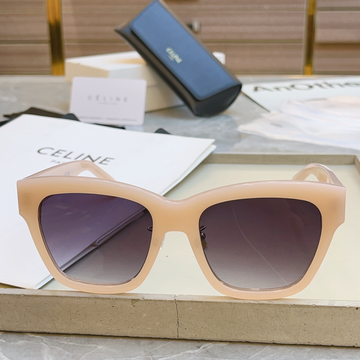 ，【CELIN*】赛*琳新款太阳镜， MODELCL40253F ，带鼻托款✨，SIZE 55口18-1