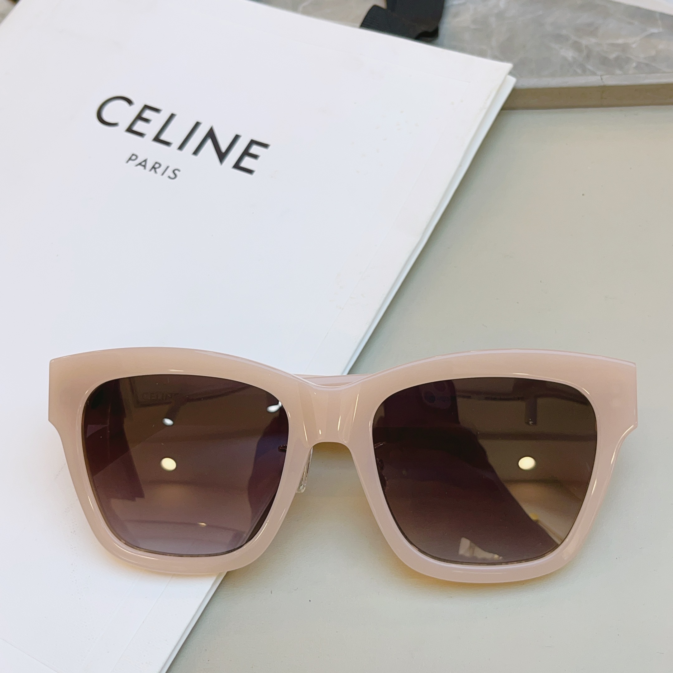 ，【CELIN*】赛*琳新款太阳镜， MODELCL40253F ，带鼻托款✨，SIZE 55口18-1