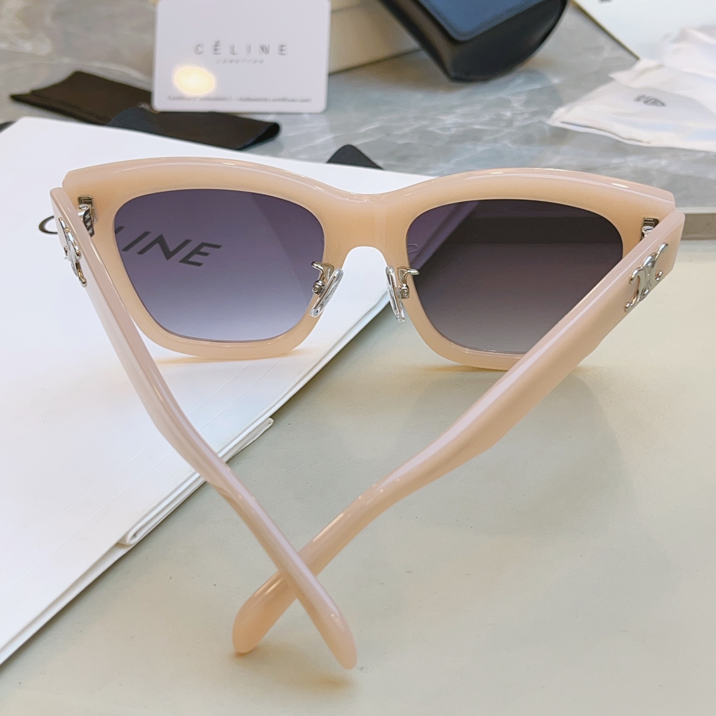 ，【CELIN*】赛*琳新款太阳镜， MODELCL40253F ，带鼻托款✨，SIZE 55口18-1