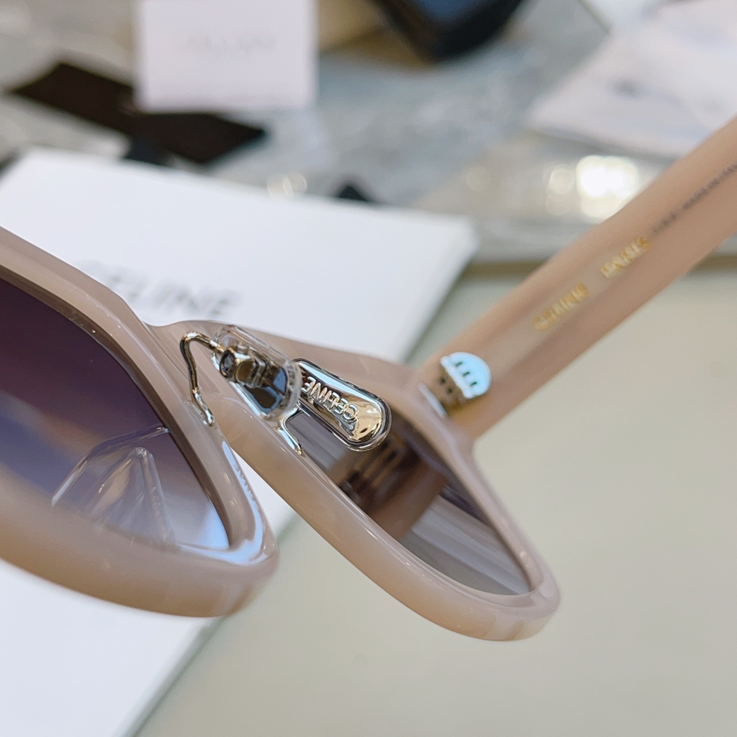 ，【CELIN*】赛*琳新款太阳镜， MODELCL40253F ，带鼻托款✨，SIZE 55口18-1