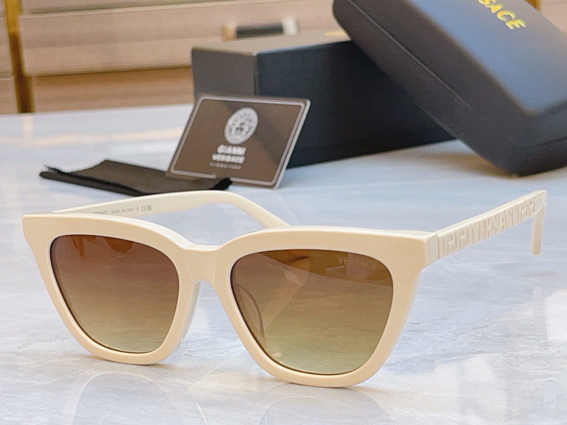 ，【VERSAC*】范思*哲新款太阳镜，
MODEL：VE3352U，SIZE：54口17-145