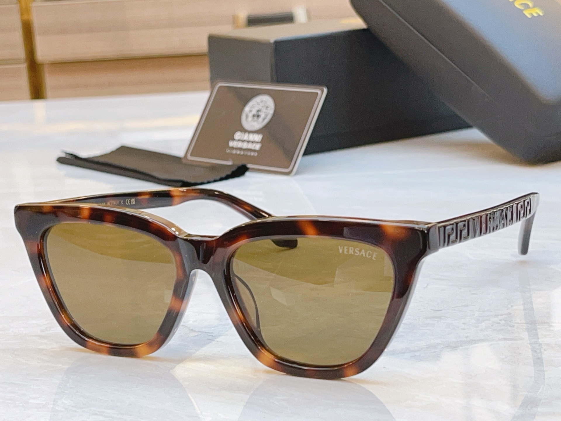 ，【VERSAC*】范思*哲新款太阳镜，
MODEL：VE3352U，SIZE：54口17-145