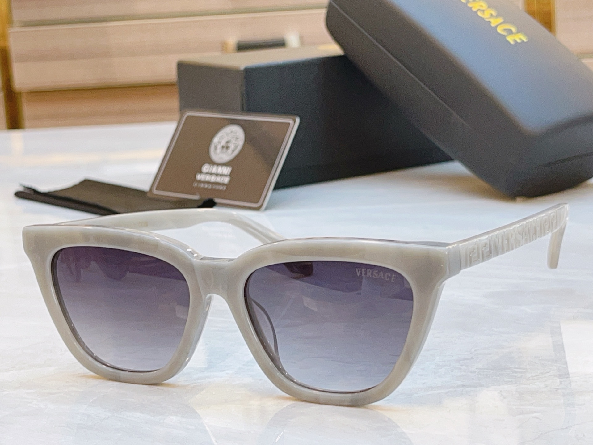 ，【VERSAC*】范思*哲新款太阳镜，
MODEL：VE3352U，SIZE：54口17-145