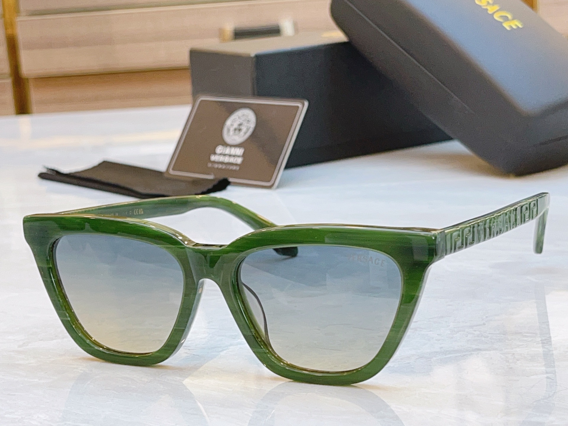 ，【VERSAC*】范思*哲新款太阳镜，
MODEL：VE3352U，SIZE：54口17-145