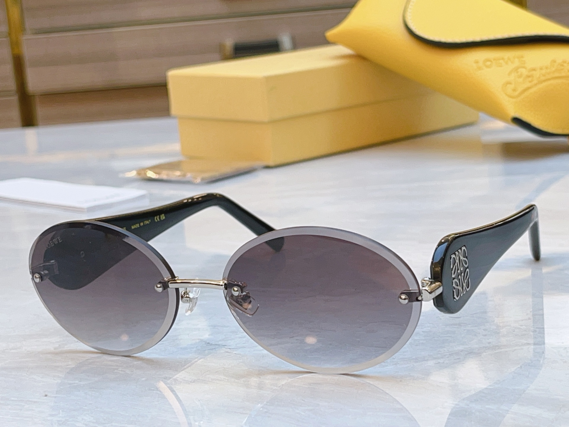 ，【LOEW*】罗意*威新款太阳镜，
MODEL：LW5132S，SIZE：62口16-145