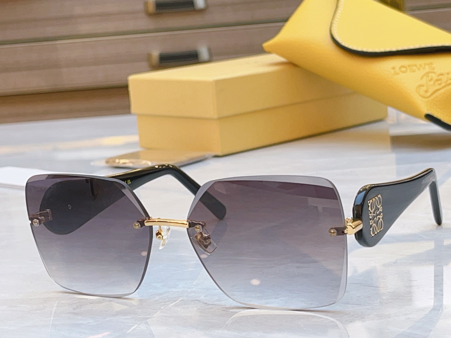 ，【LOEW*】罗意*威新款太阳镜，
MODEL：LW5131S，SIZE：62口16-145
