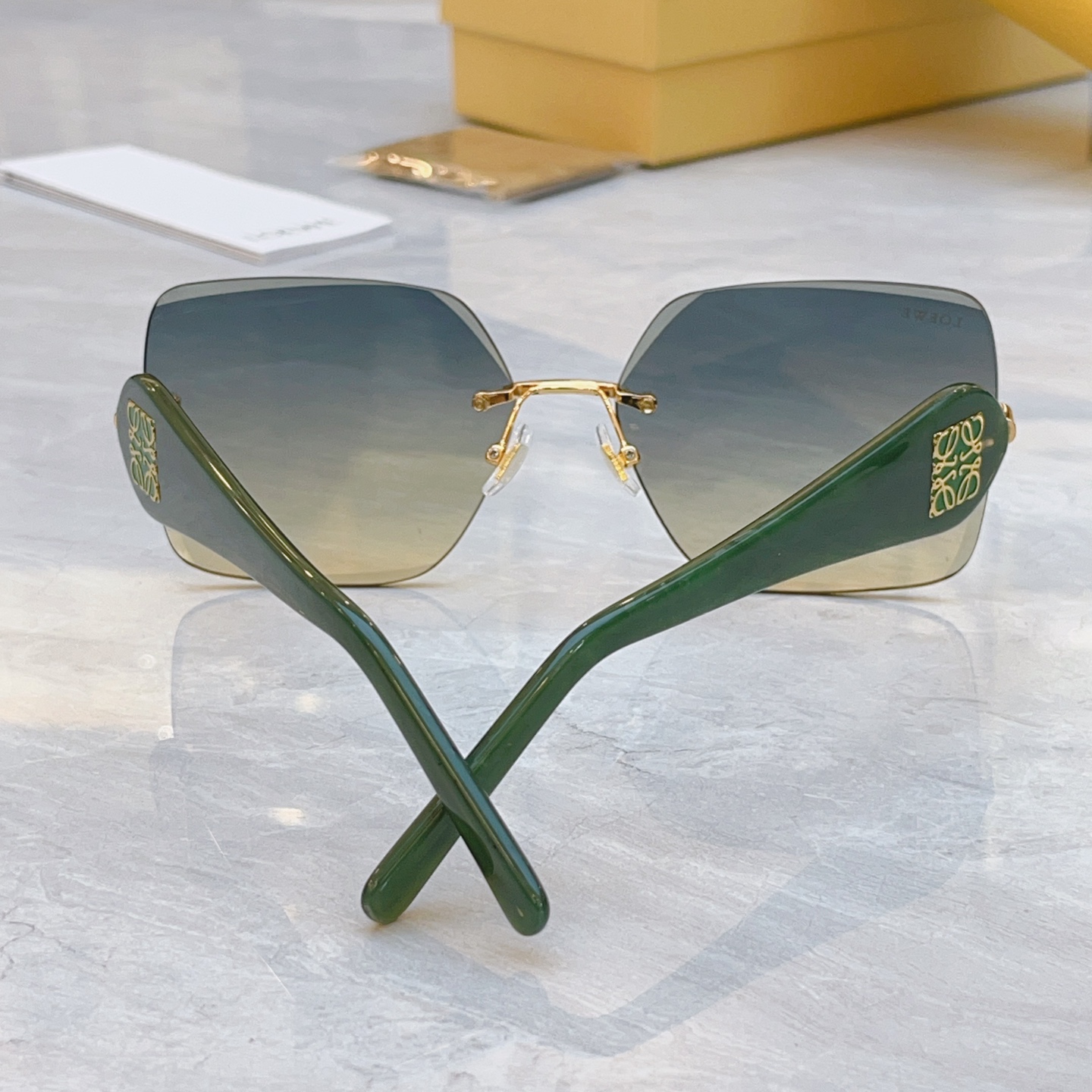 ，【LOEW*】罗意*威新款太阳镜，
MODEL：LW5131S，SIZE：62口16-145