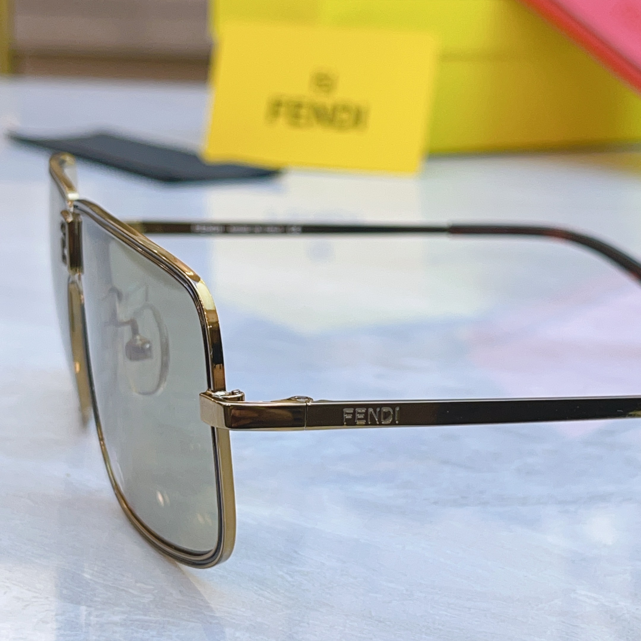 ，【FEN*】芬*迪新款太阳镜🕶️，
MODEL：FE40195，SIZE：78口8-120