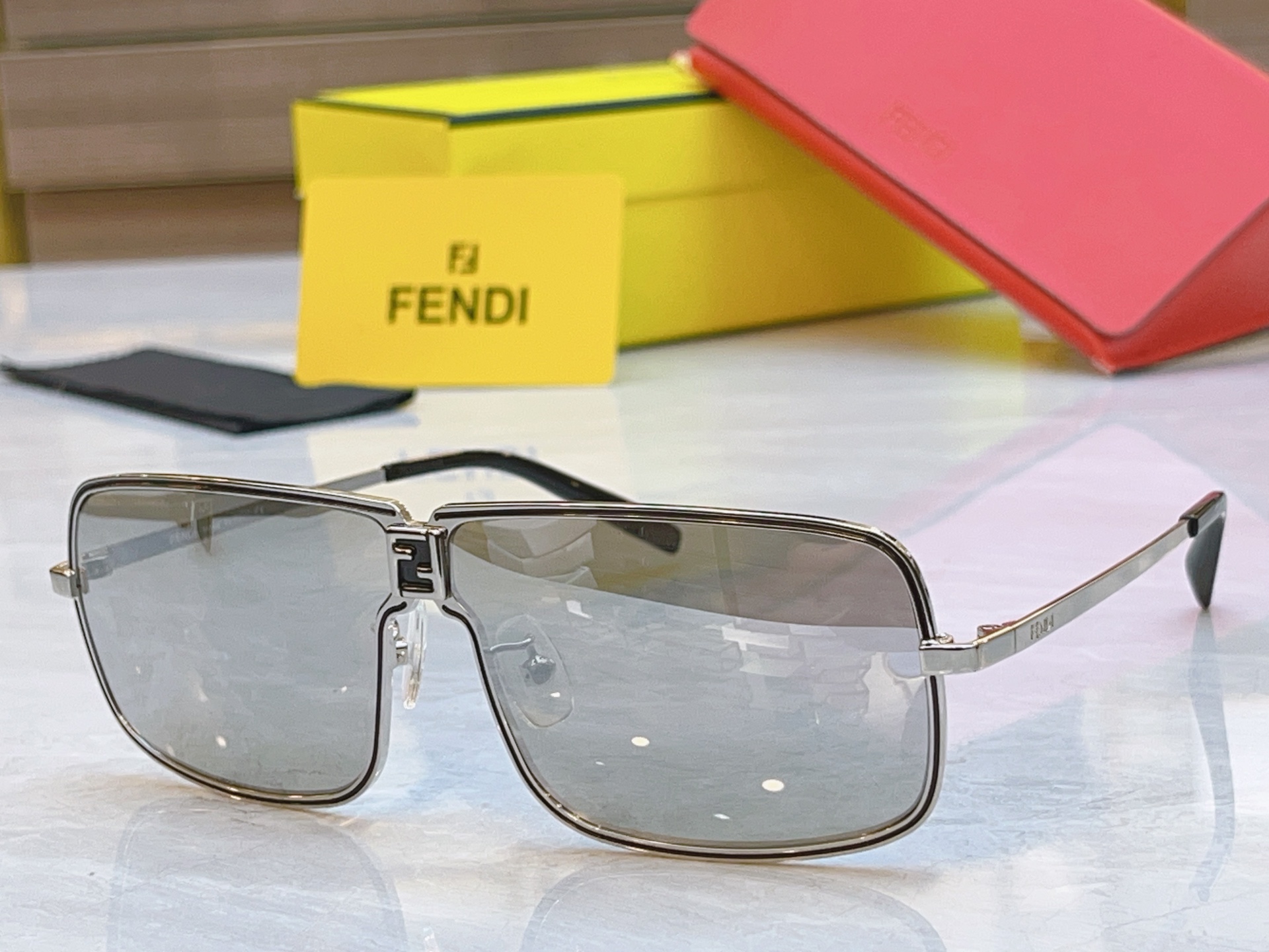 ，【FEN*】芬*迪新款太阳镜🕶️，
MODEL：FE40195，SIZE：78口8-120