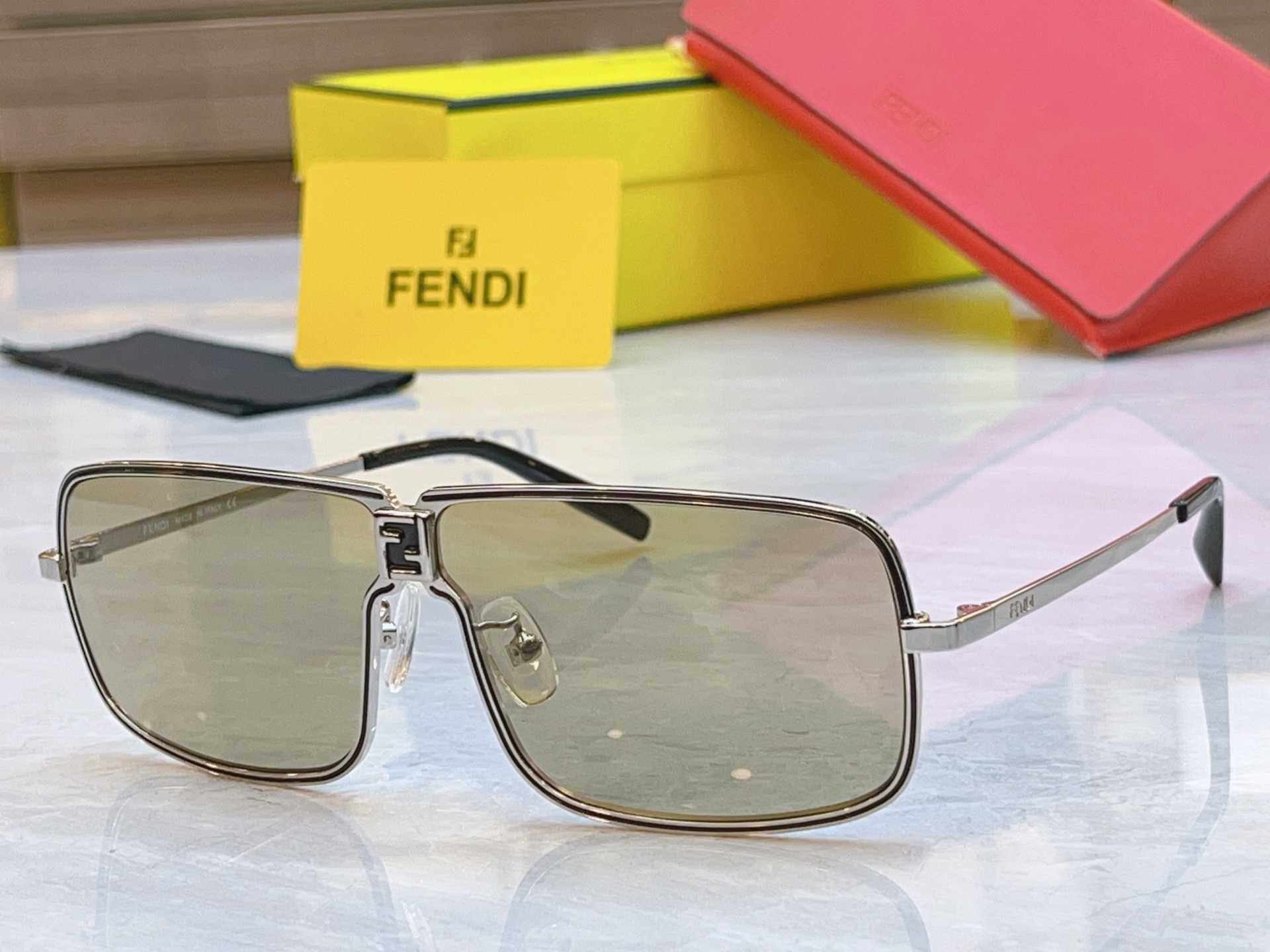 ，【FEN*】芬*迪新款太阳镜🕶️，
MODEL：FE40195，SIZE：78口8-120