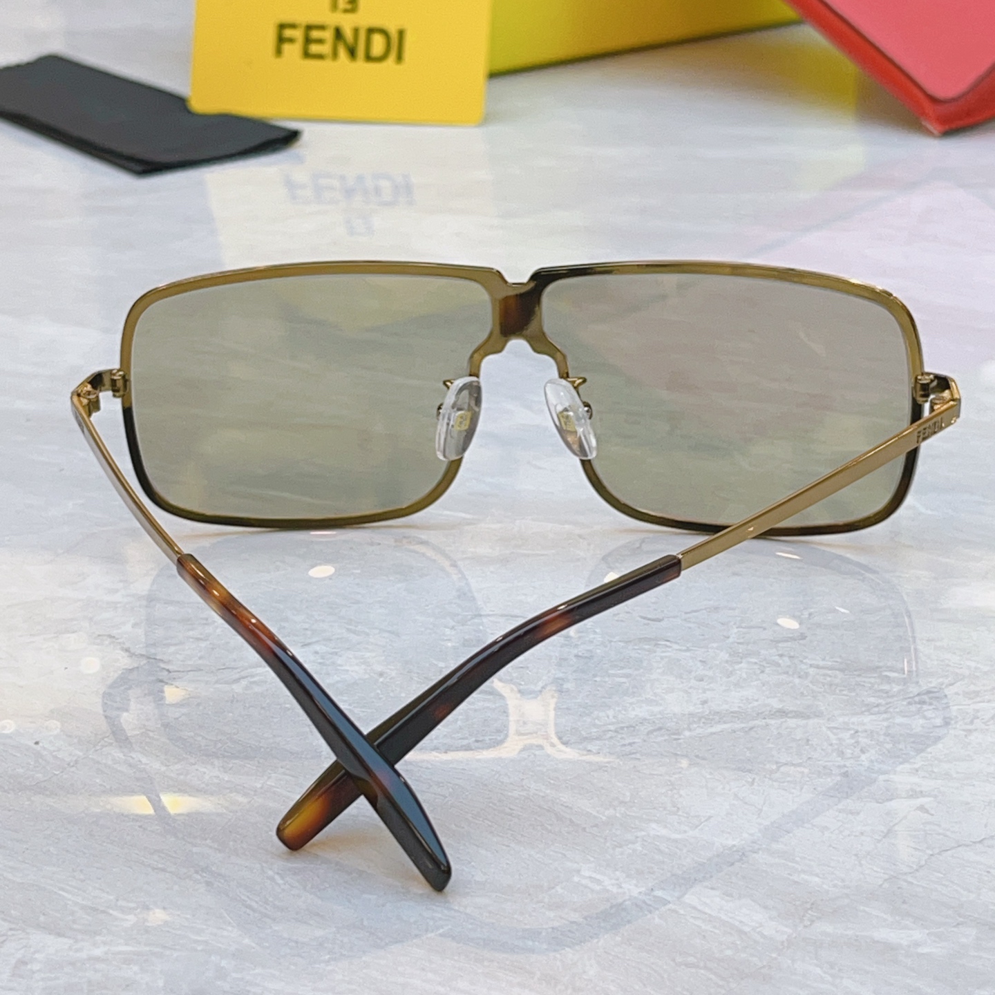 ，【FEN*】芬*迪新款太阳镜🕶️，
MODEL：FE40195，SIZE：78口8-120