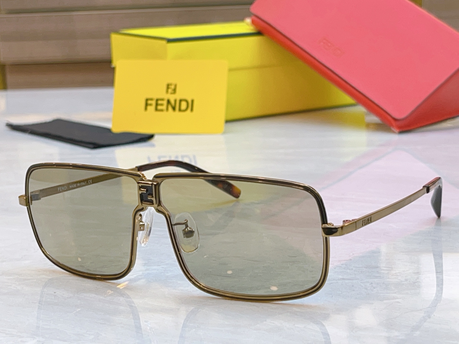 ，【FEN*】芬*迪新款太阳镜🕶️，
MODEL：FE40195，SIZE：78口8-120