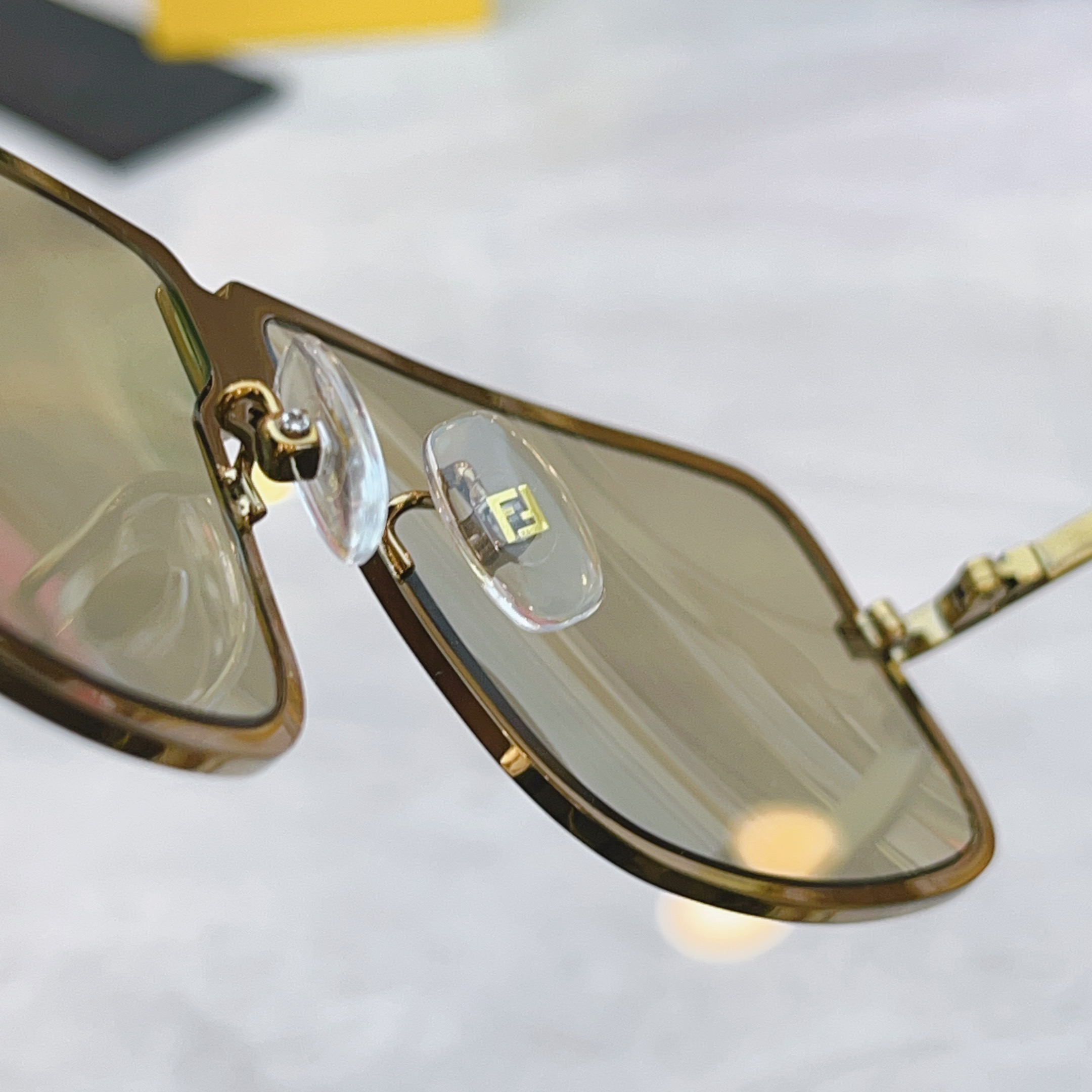 ，【FEN*】芬*迪新款太阳镜🕶️，
MODEL：FE40195，SIZE：78口8-120