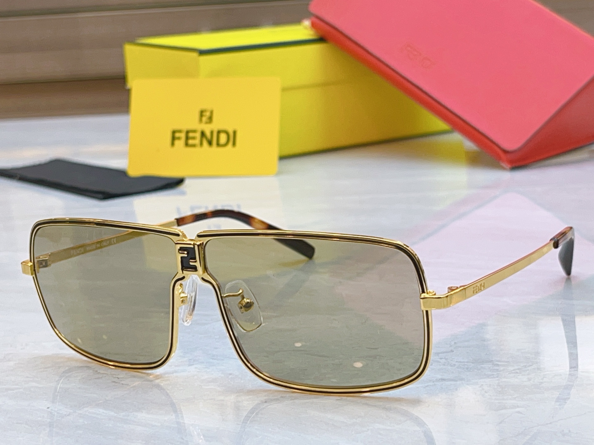 ，【FEN*】芬*迪新款太阳镜🕶️，
MODEL：FE40195，SIZE：78口8-120