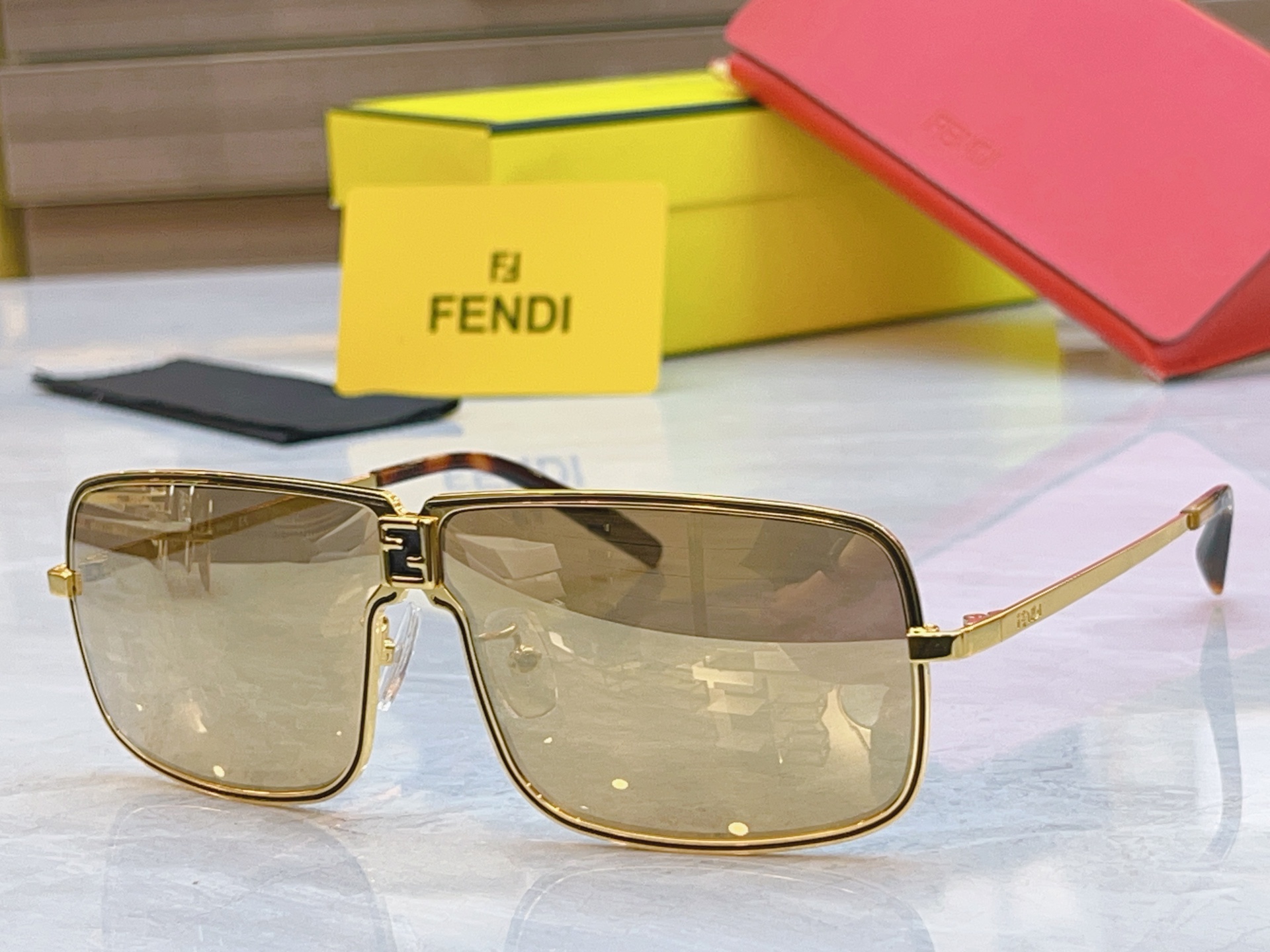 ，【FEN*】芬*迪新款太阳镜🕶️，
MODEL：FE40195，SIZE：78口8-120