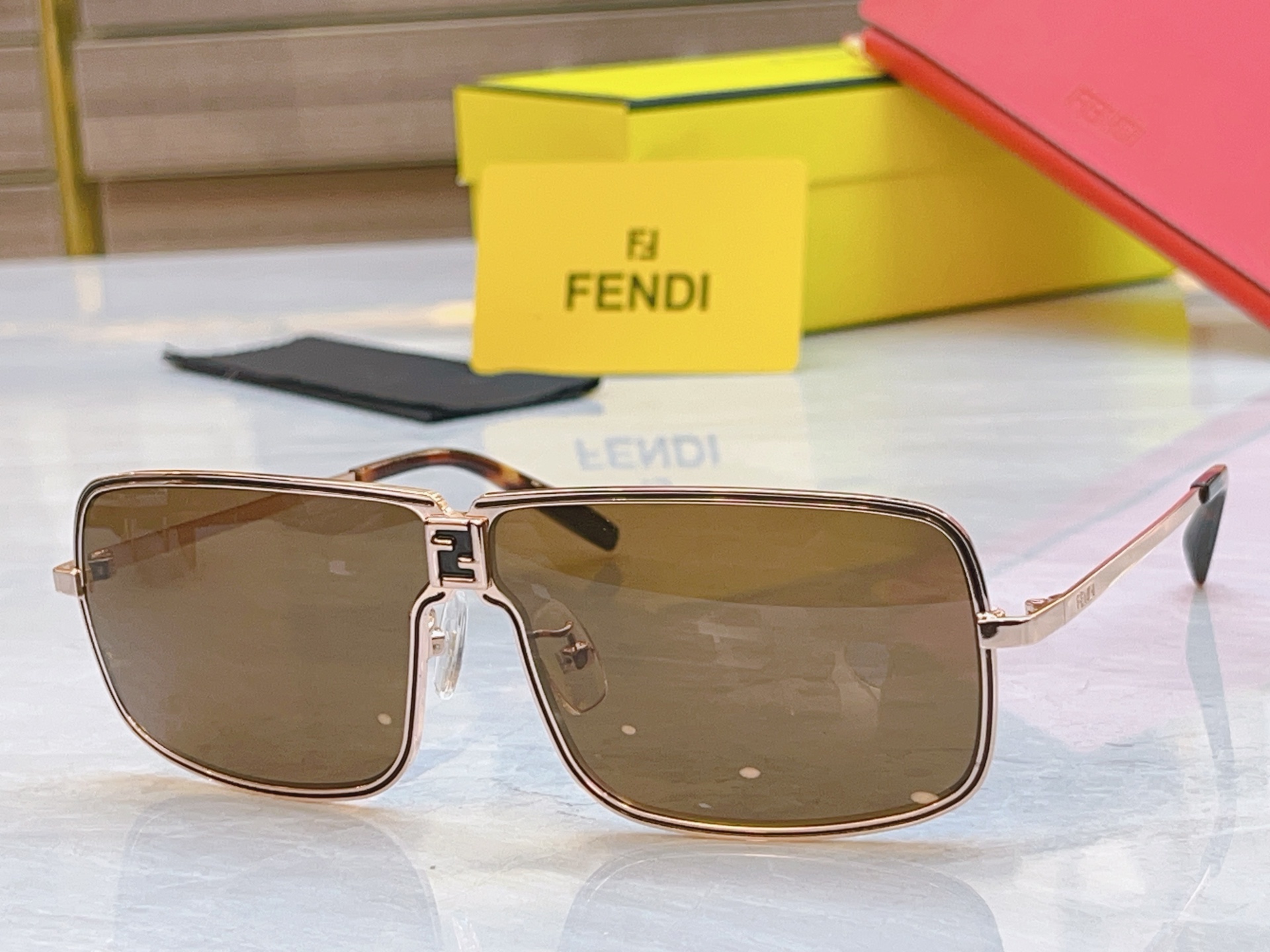 ，【FEN*】芬*迪新款太阳镜🕶️，
MODEL：FE40195，SIZE：78口8-120