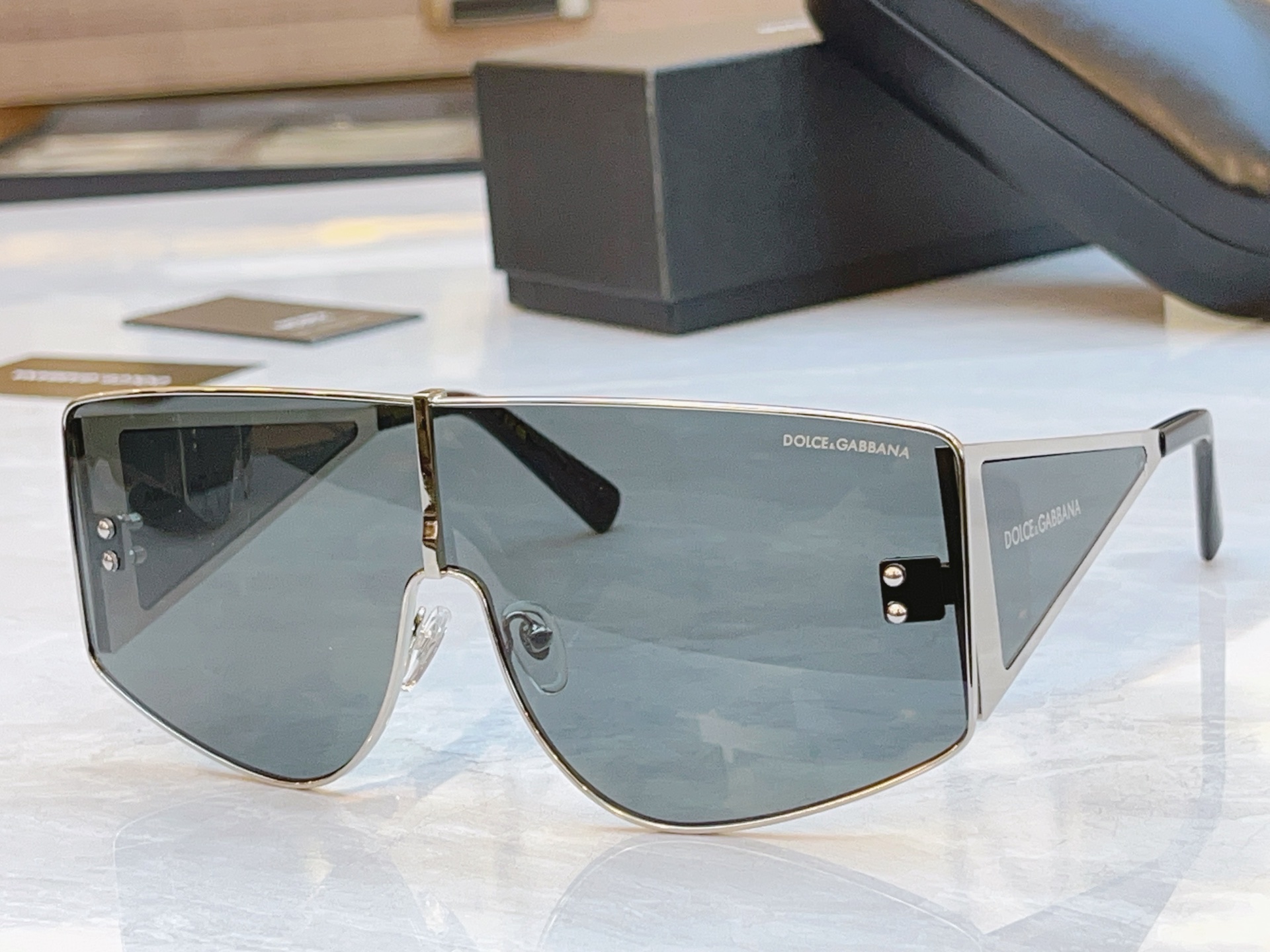 ，【DOLCE & GABBAN*】D*G新款太阳镜，MODEL：DG4356，SIZE：22口12-1
