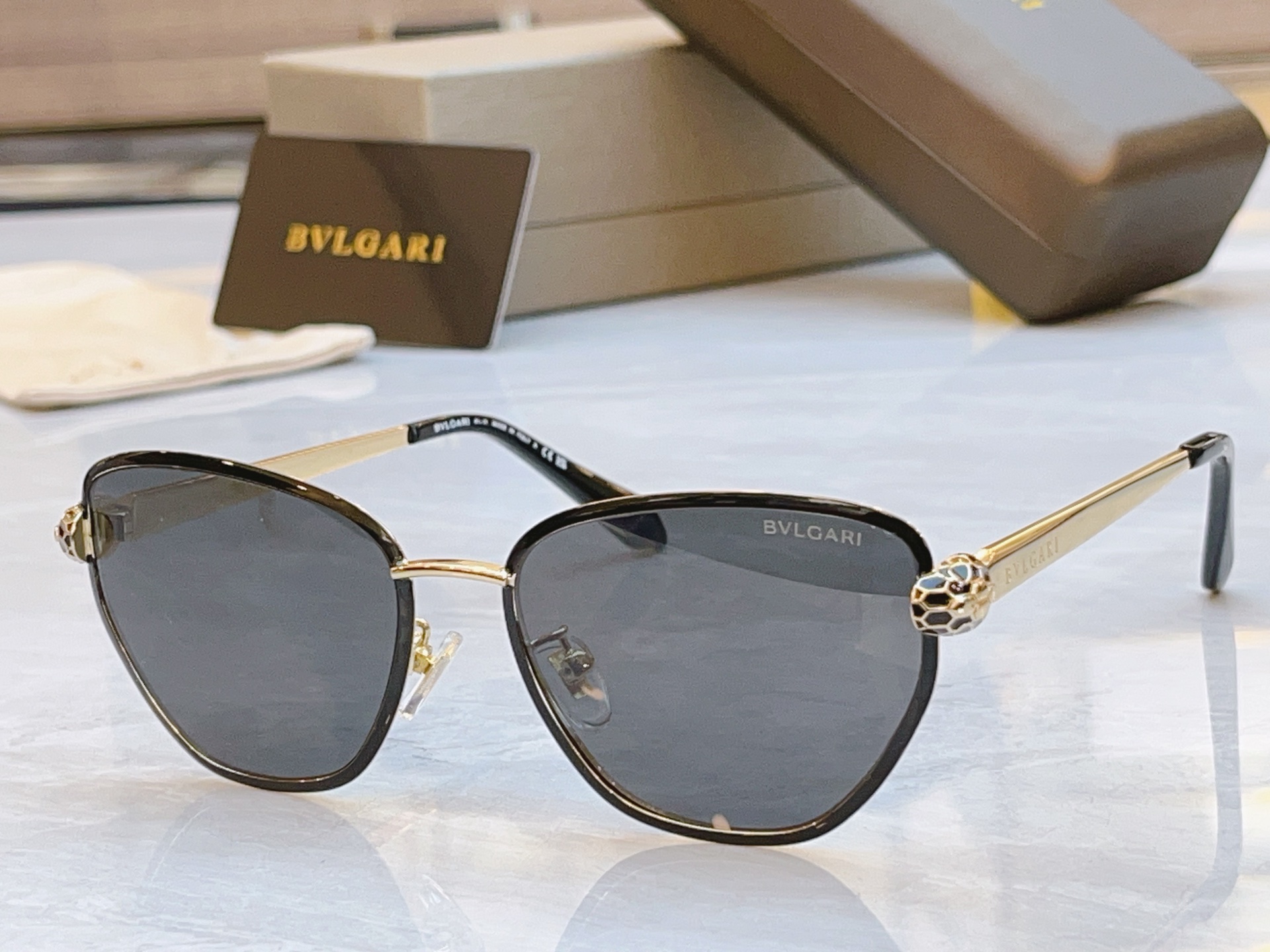 ，【BVLGA*】宝格*丽新款太阳镜，
MODEL：BV 50045U，SIZE：54口16-140