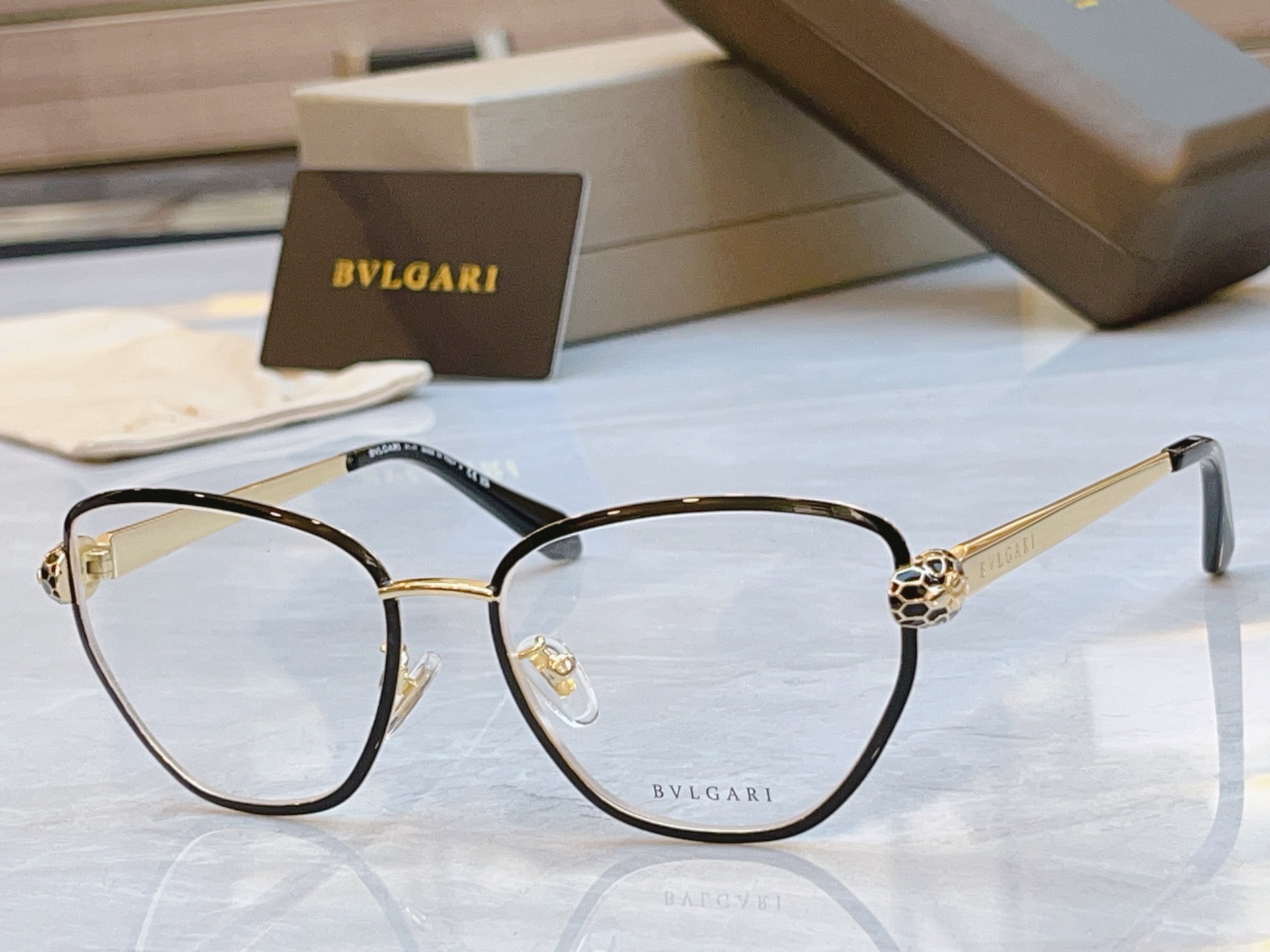 ，【BVLGA*】宝格*丽新款太阳镜，
MODEL：BV 50045U，SIZE：54口16-140