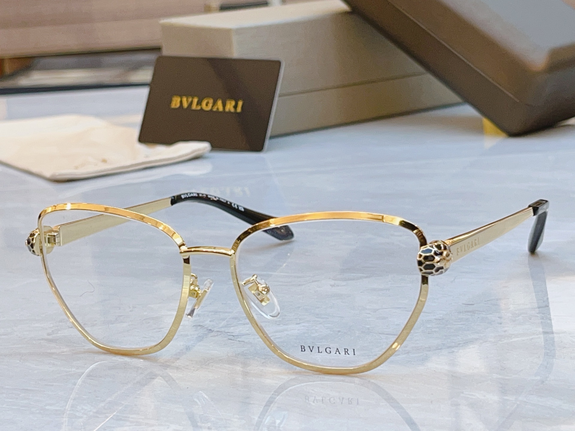 ，【BVLGA*】宝格*丽新款太阳镜，
MODEL：BV 50045U，SIZE：54口16-140
