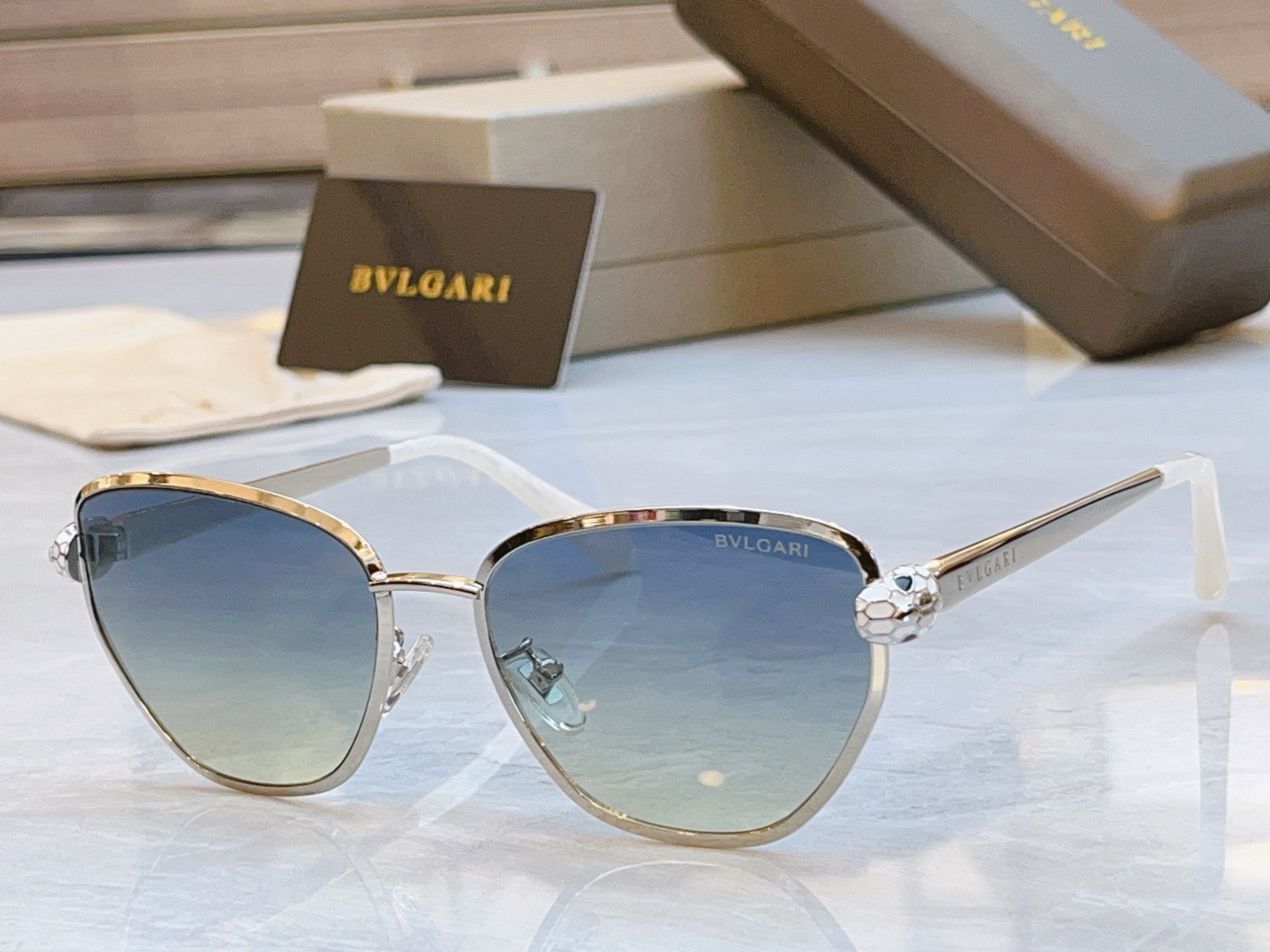 ，【BVLGA*】宝格*丽新款太阳镜，
MODEL：BV 50045U，SIZE：54口16-140
