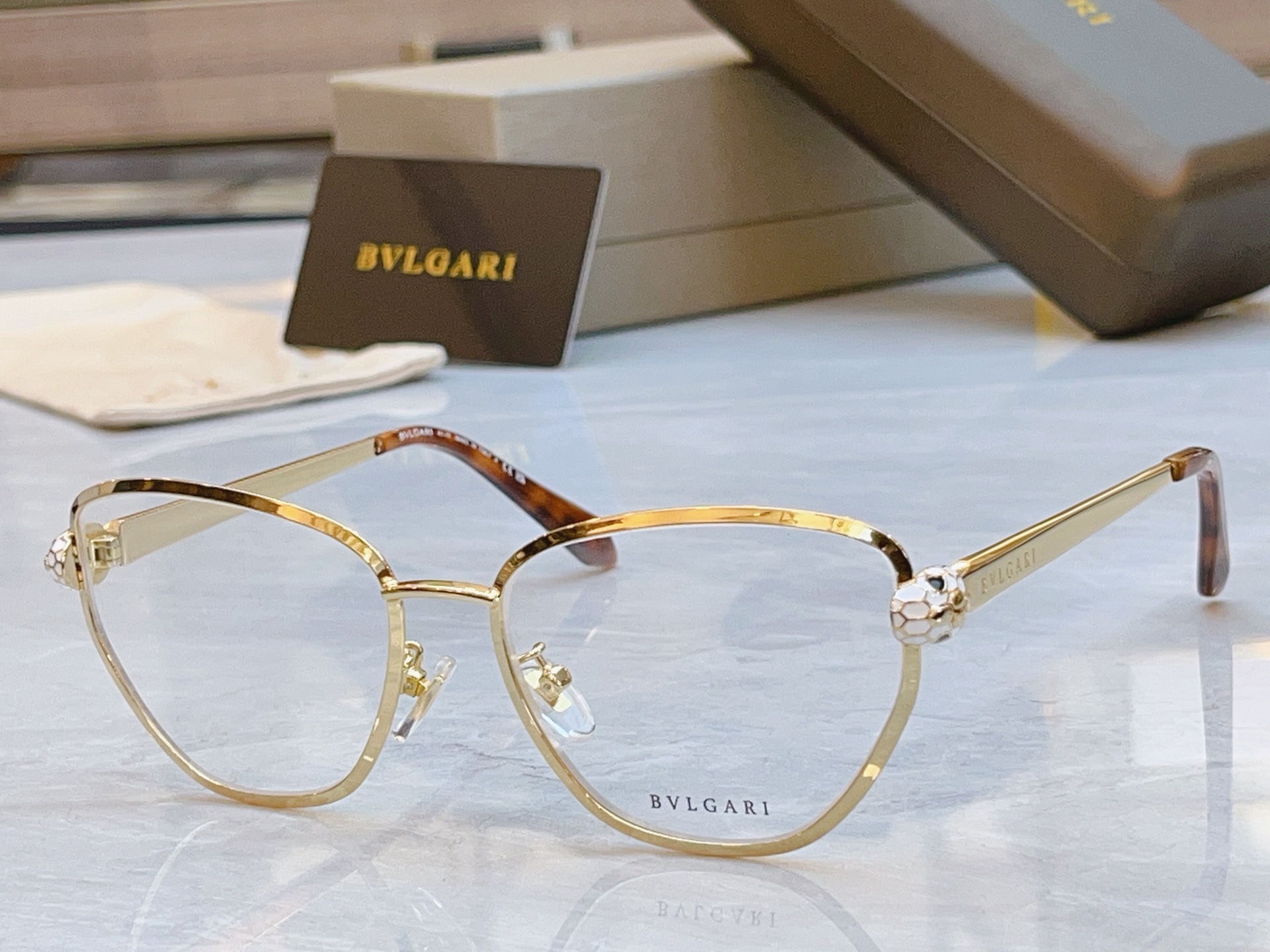 ，【BVLGA*】宝格*丽新款太阳镜，
MODEL：BV 50045U，SIZE：54口16-140