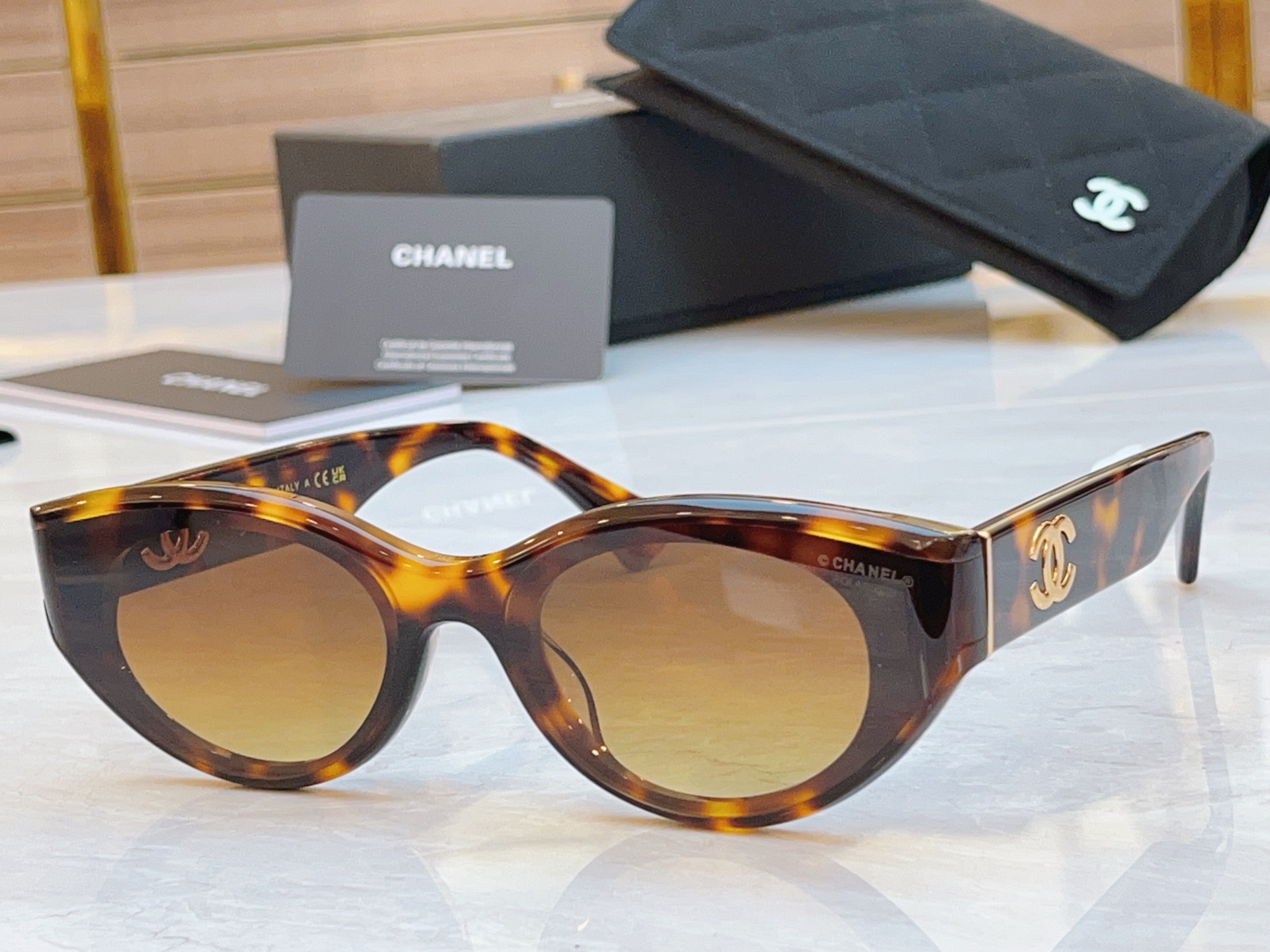 ，【CHANE*】香奈*儿新款太阳镜，MODEL：CH1584LQ，SIZE：51口24-145