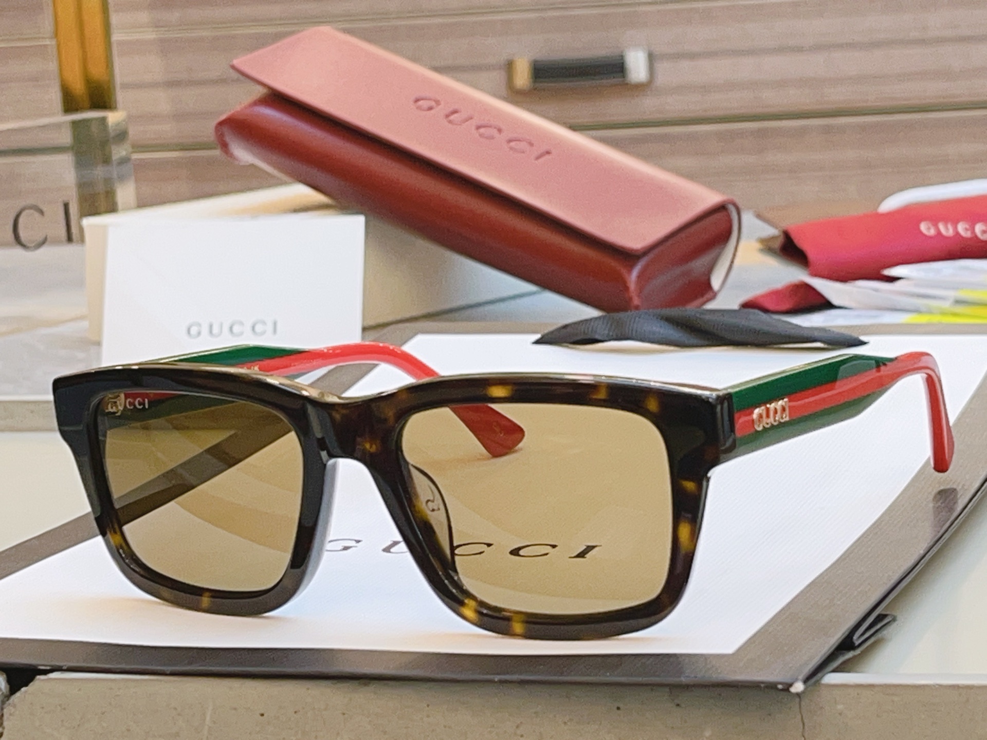 ，【GUCC*】古*驰新款太阳镜，MODEL：GG1869S，SIZE：53口18-145 M