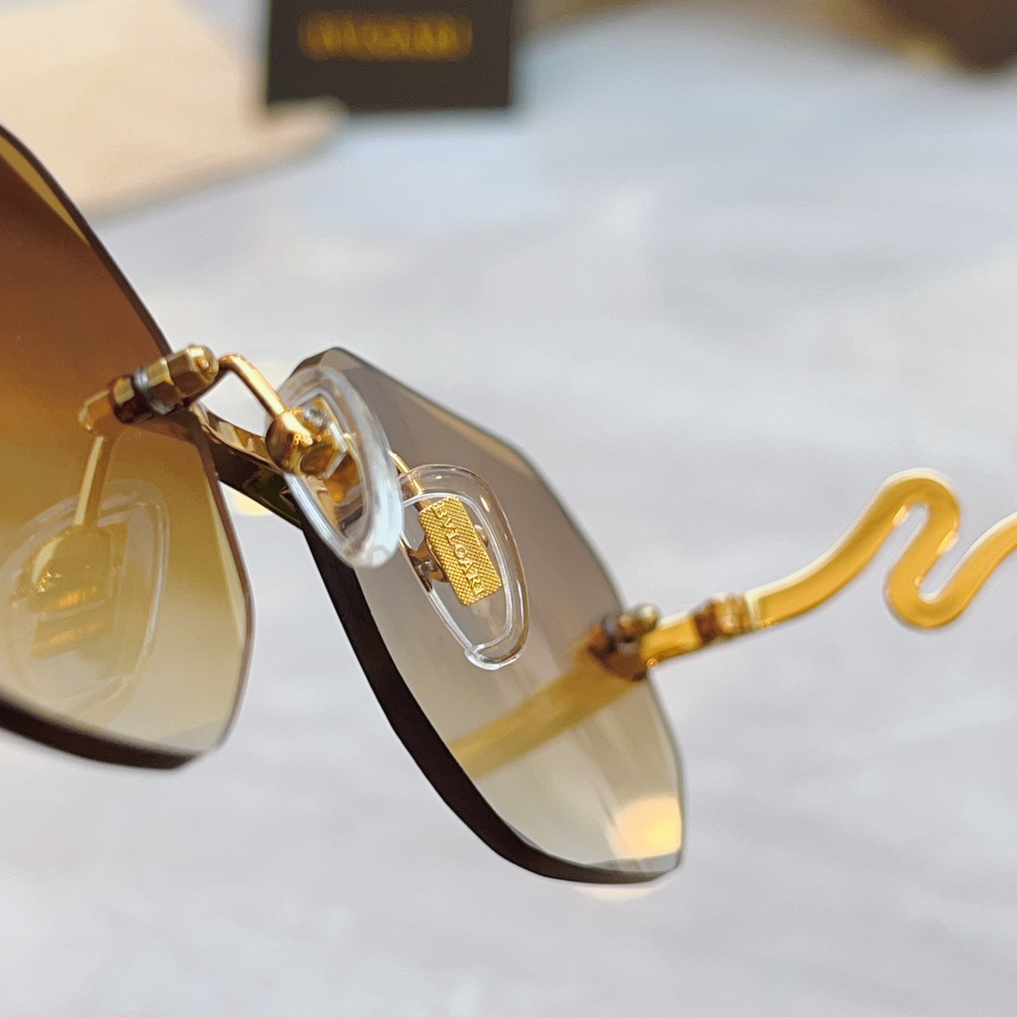 ，【BVLGA*】宝格*丽新款太阳镜，
MODEL：BV9024B，SIZE：58口17-145