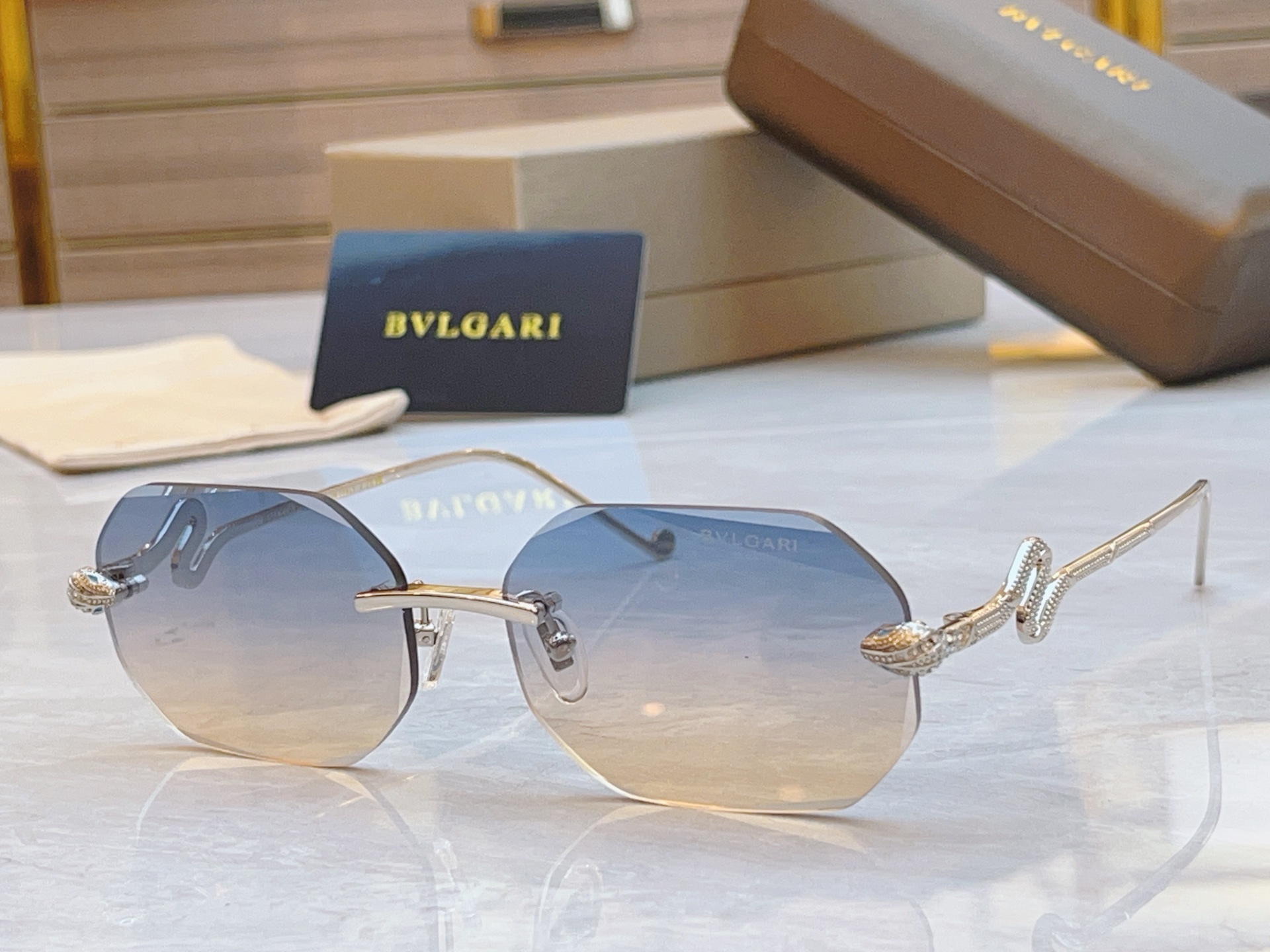 ，【BVLGA*】宝格*丽新款太阳镜，
MODEL：BV9024B，SIZE：58口17-145