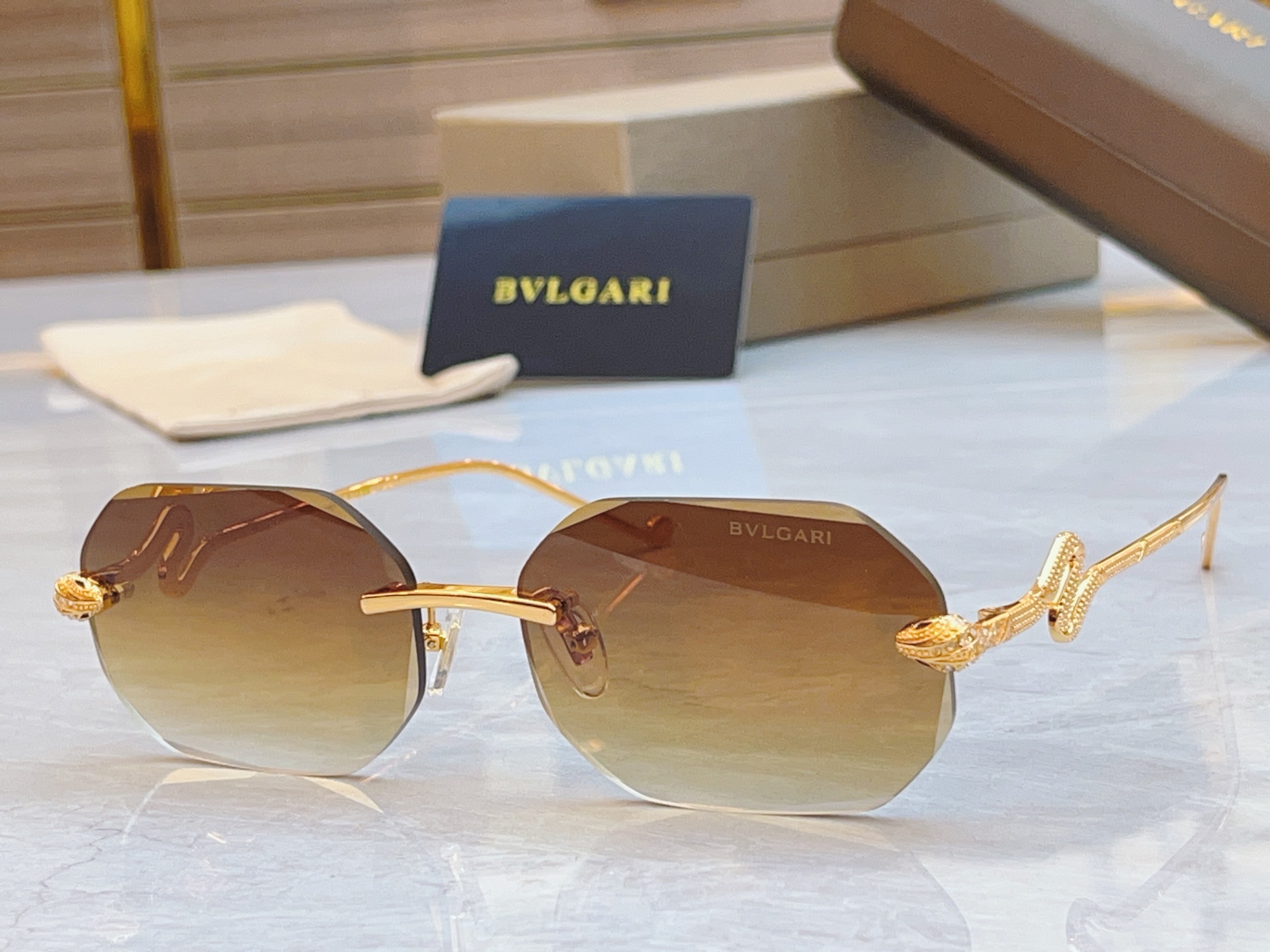 ，【BVLGA*】宝格*丽新款太阳镜，
MODEL：BV9024B，SIZE：58口17-145
