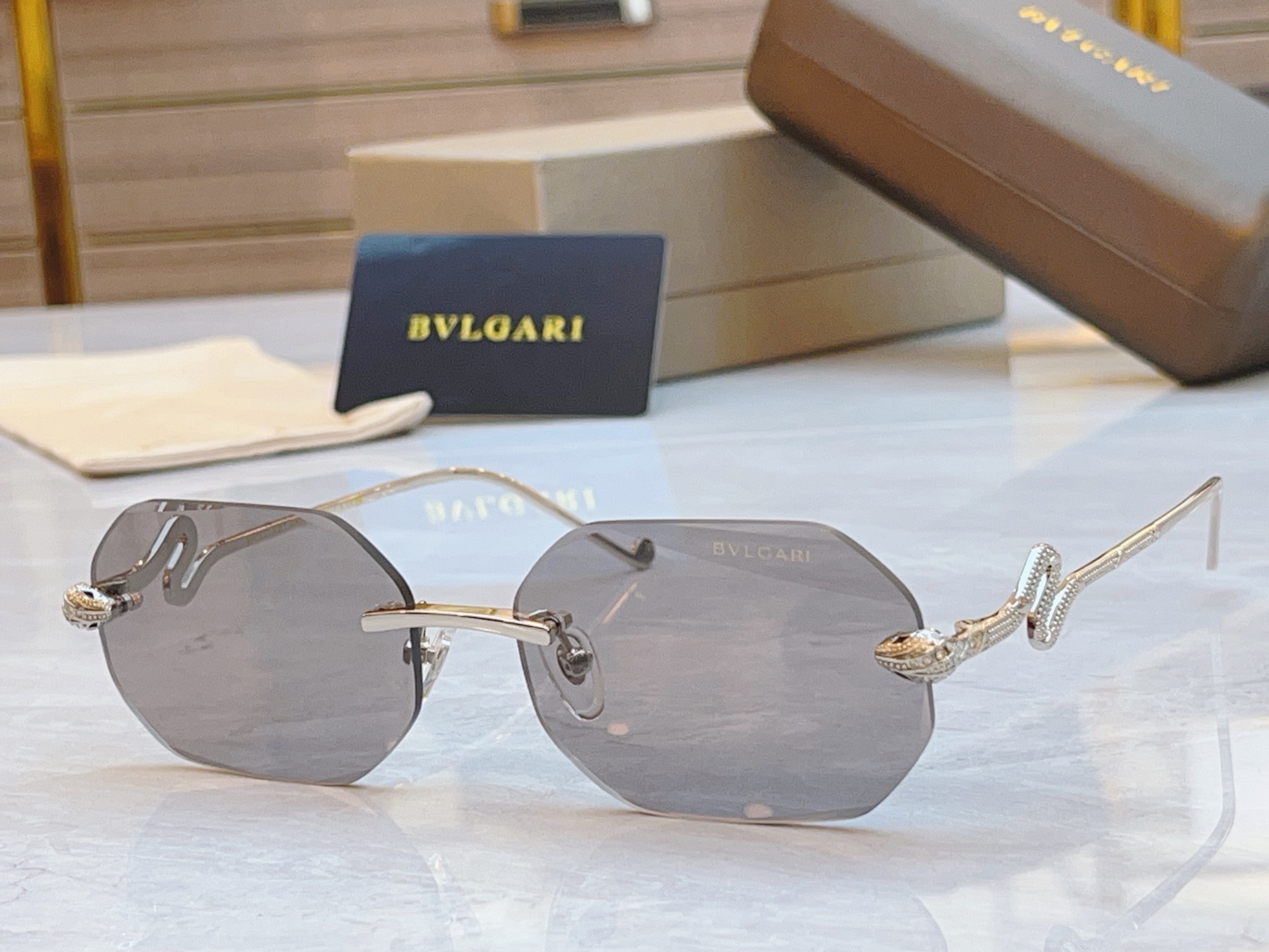 ，【BVLGA*】宝格*丽新款太阳镜，
MODEL：BV9024B，SIZE：58口17-145