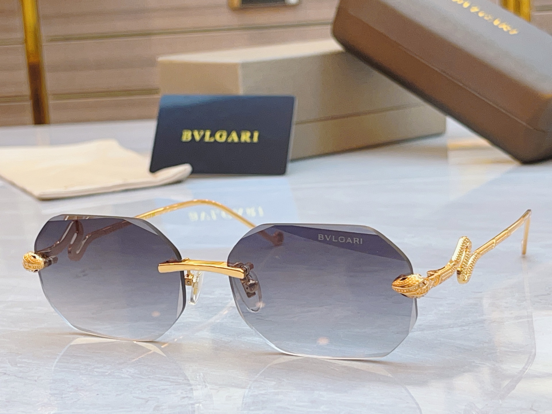 ，【BVLGA*】宝格*丽新款太阳镜，
MODEL：BV9024B，SIZE：58口17-145