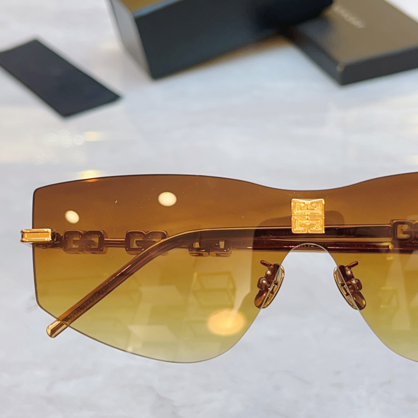 ，【GIVENCH*】纪梵*希新款太阳镜🕶️，MODEL：GV40043U，SIZE：140口0-145