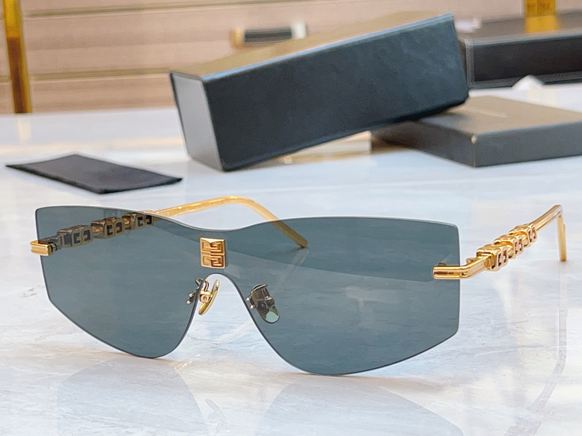 ，【GIVENCH*】纪梵*希新款太阳镜🕶️，MODEL：GV40043U，SIZE：140口0-145