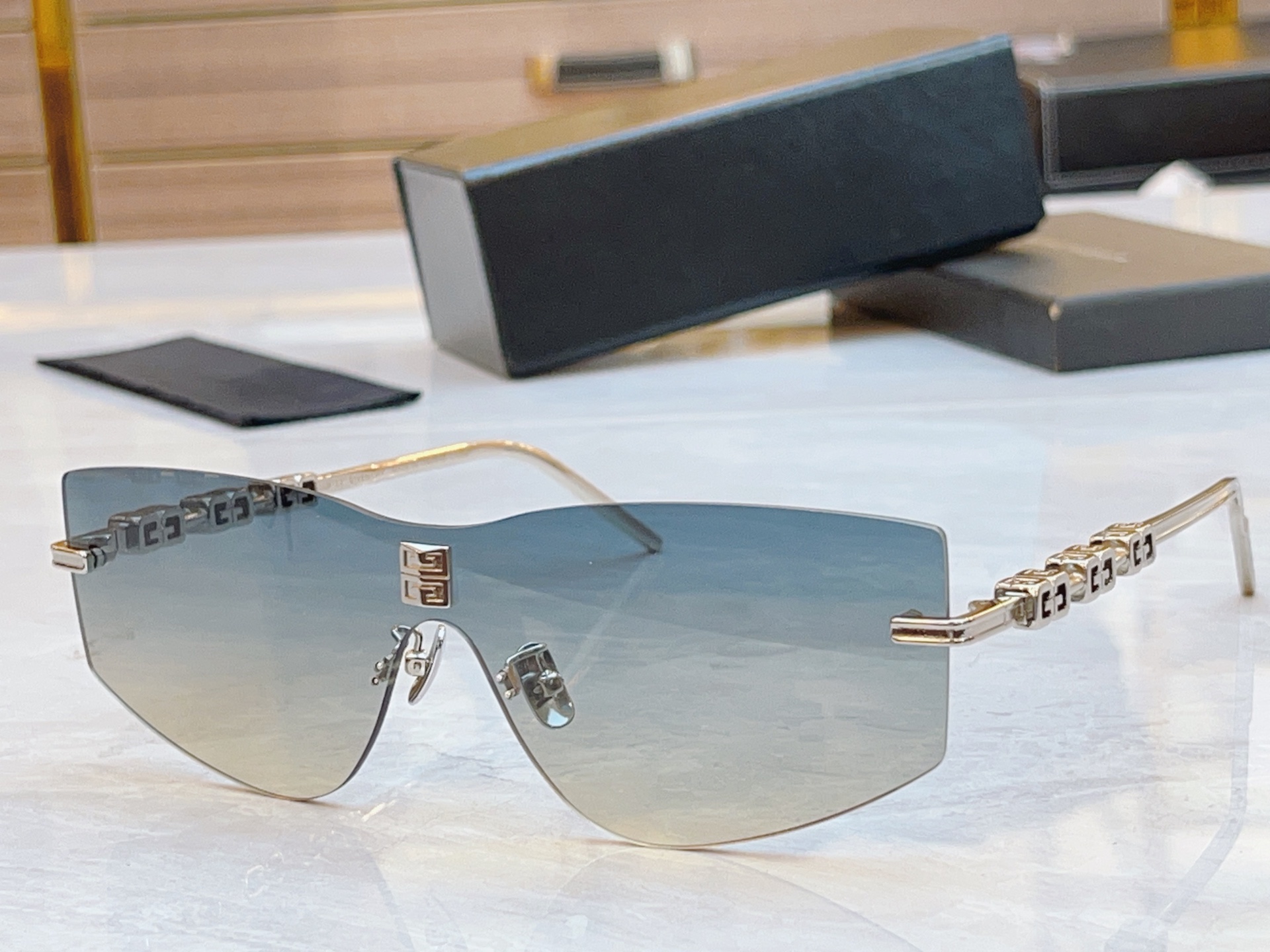 ，【GIVENCH*】纪梵*希新款太阳镜🕶️，MODEL：GV40043U，SIZE：140口0-145