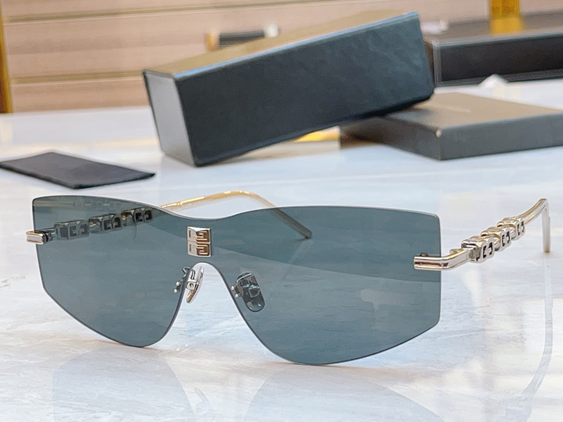 ，【GIVENCH*】纪梵*希新款太阳镜🕶️，MODEL：GV40043U，SIZE：140口0-145