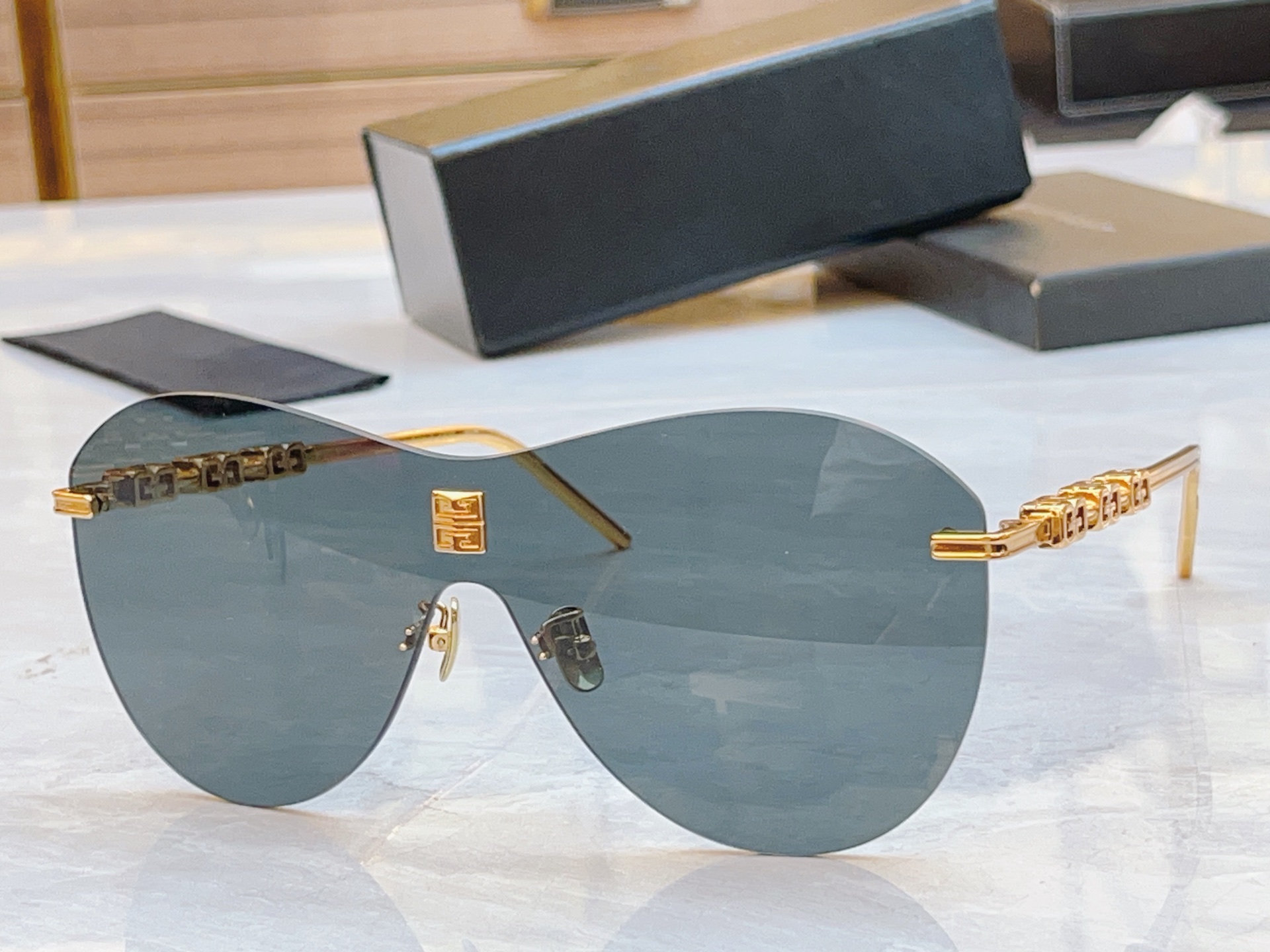 ，【GIVENCH*】纪梵*希新款太阳镜🕶️，MODEL：GV40035U，SIZE：140口0-145