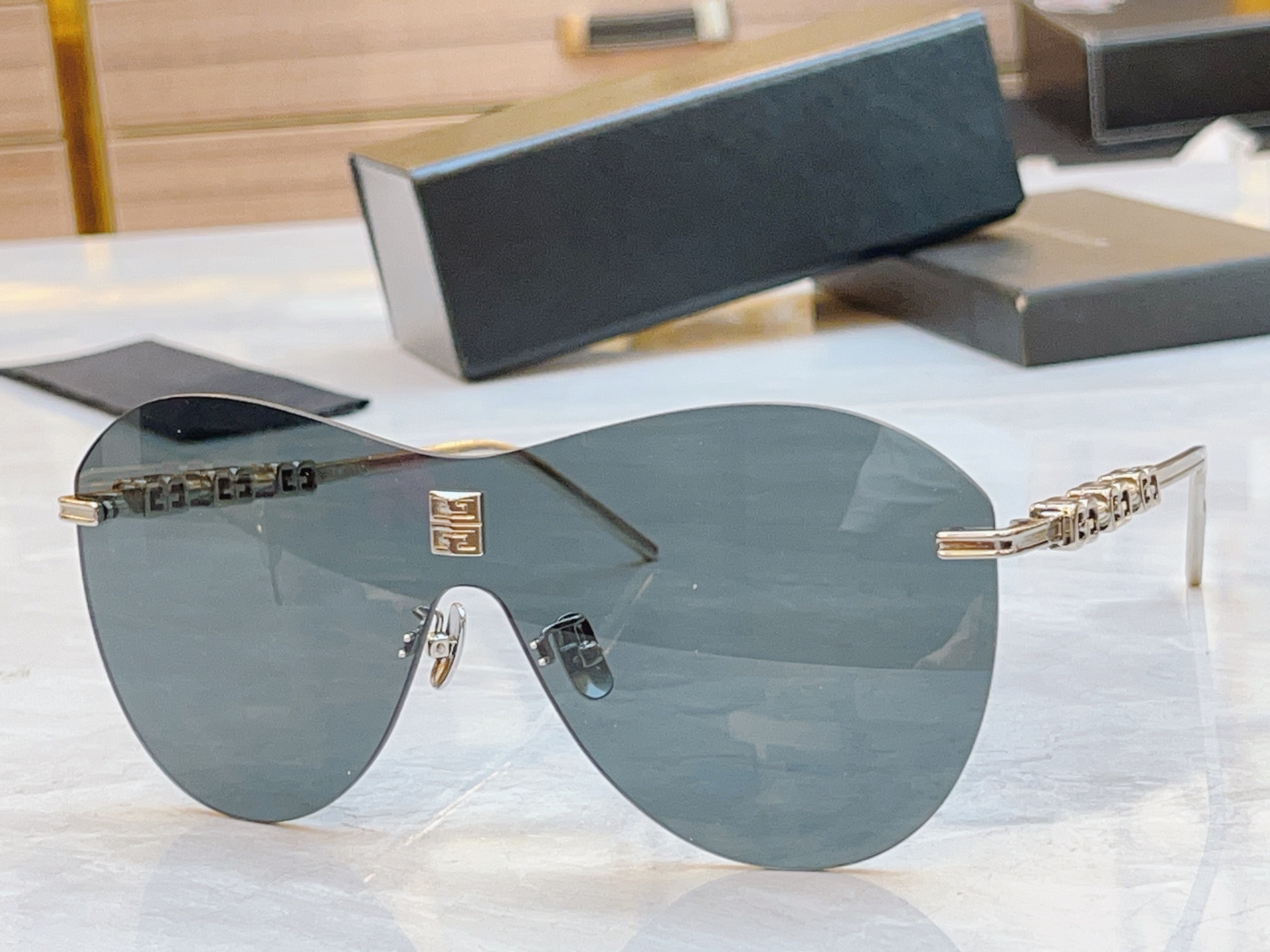 ，【GIVENCH*】纪梵*希新款太阳镜🕶️，MODEL：GV40035U，SIZE：140口0-145