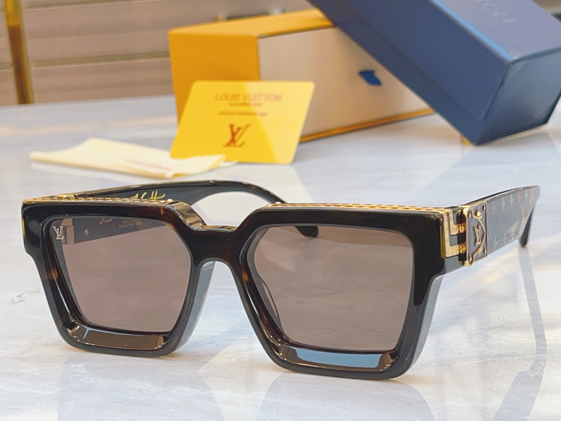 ，【LOUIS VUITTO*】路易*威登新款太阳镜，MODEL：M96006WN，SIZE：56口17