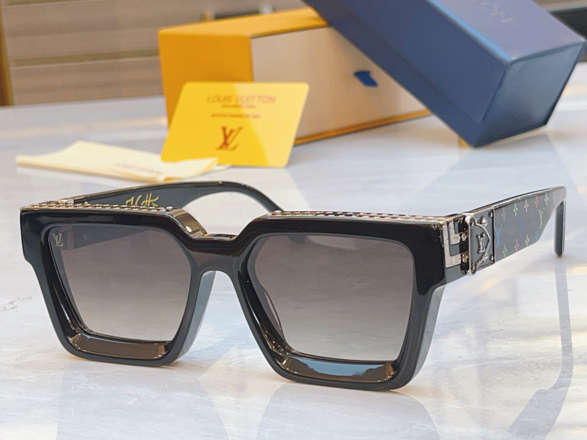 ，【LOUIS VUITTO*】路易*威登新款太阳镜，MODEL：M96006WN，SIZE：56口17