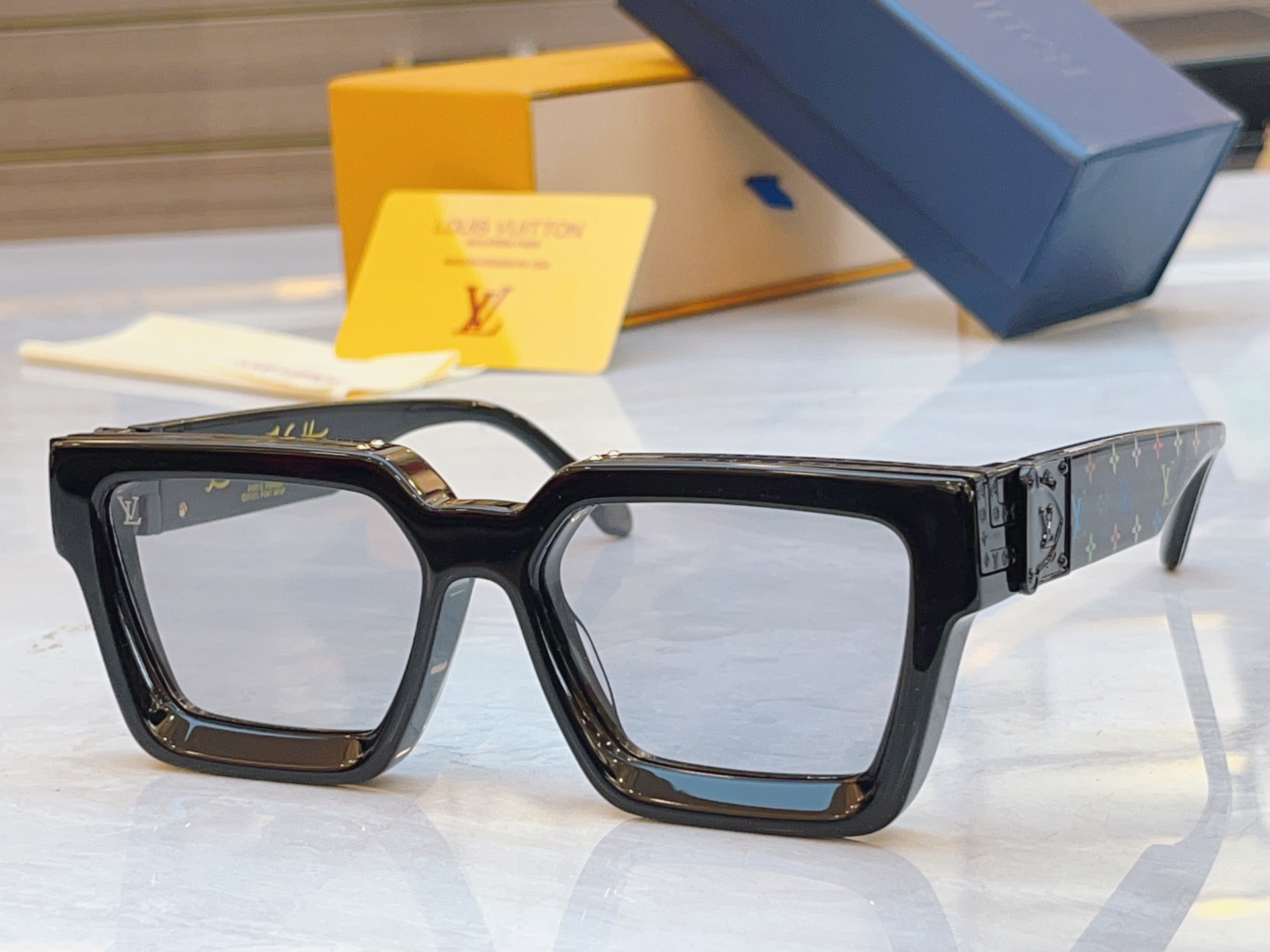 ，【LOUIS VUITTO*】路易*威登新款太阳镜，MODEL：M96006WN，SIZE：56口17