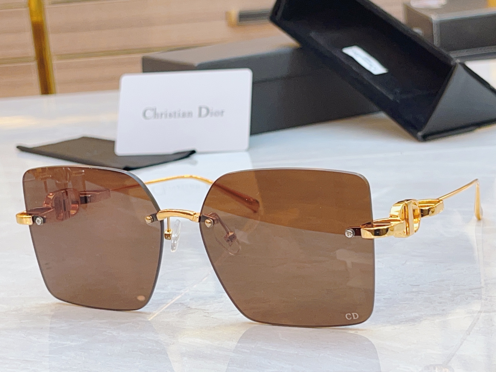 ，【DIO* 】迪*奥新款太阳镜，
MODEL：Dior S3U，SIZE：52口15-133