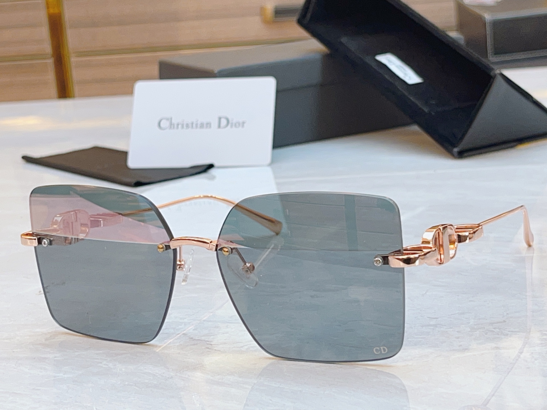 ，【DIO* 】迪*奥新款太阳镜，
MODEL：Dior S3U，SIZE：52口15-133