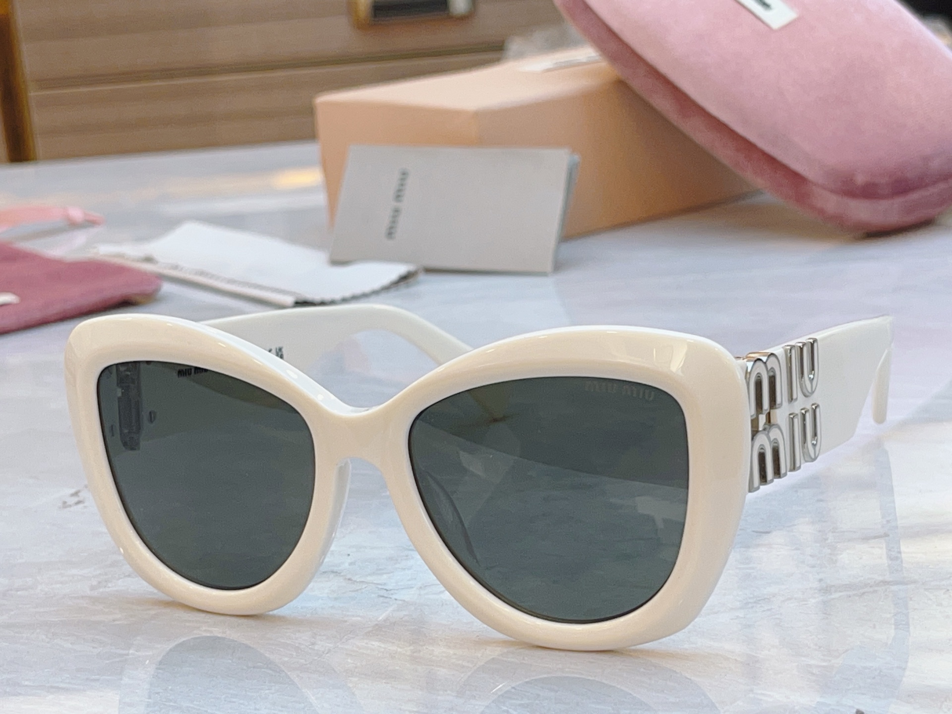 ，【MIUMI*】缪*缪新款太阳镜，ModSMU 083Z，SIZE52口19-135