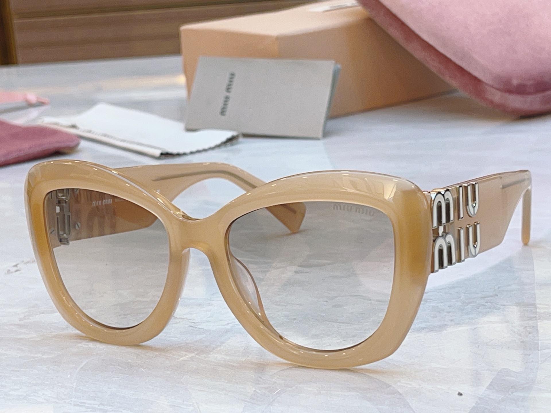 ，【MIUMI*】缪*缪新款太阳镜，ModSMU 083Z，SIZE52口19-135