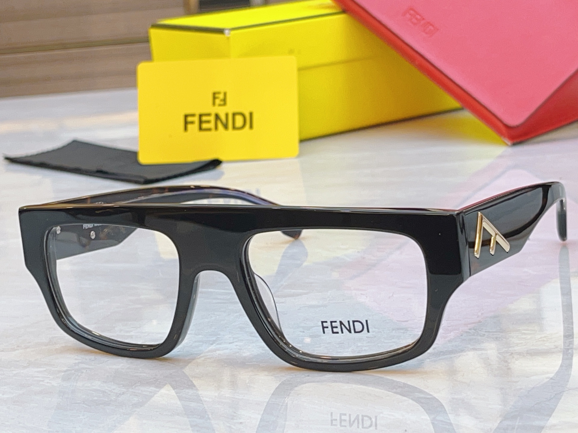 ，【FEN*】芬*迪新款眼镜架，
MODEL：FE50093L，SIZE：55口20-145